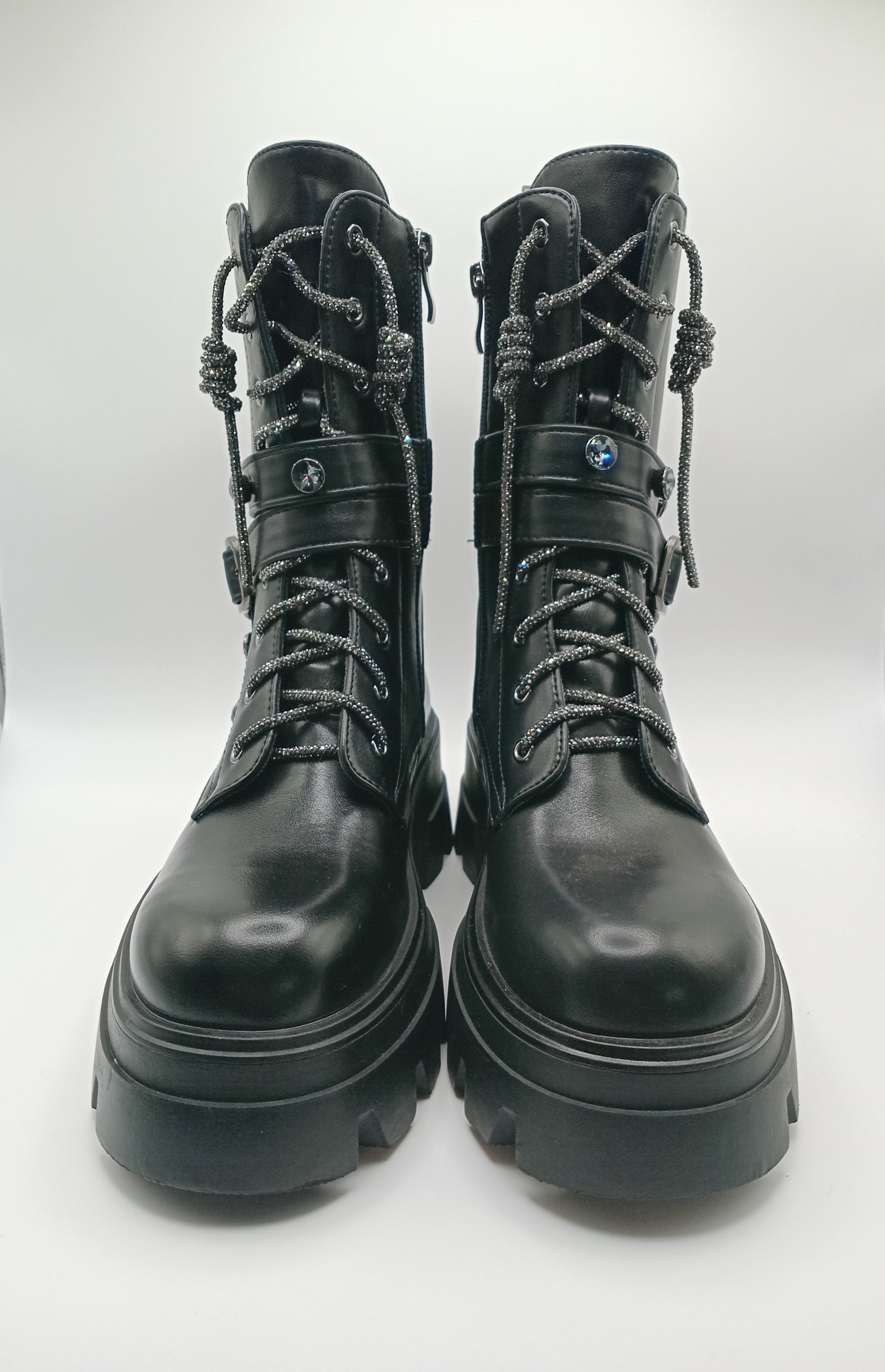 BOTA COTURNO JOALICE PARIS PRETO ECO PELE ATACADOR BRILHO CRAVEJADA TAXAS TIRAS ZIPER