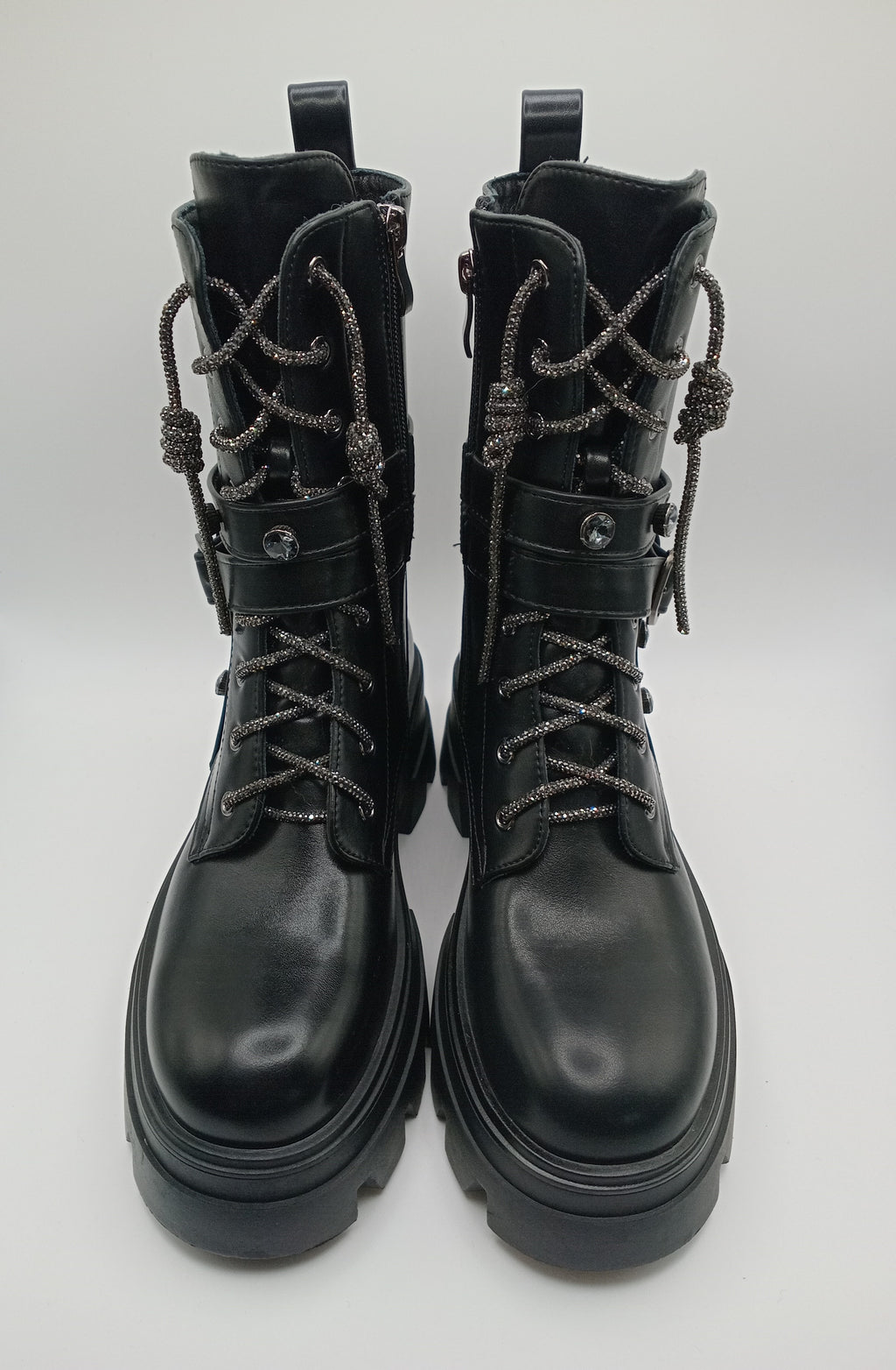 BOTA COTURNO JOALICE PARIS PRETO ECO PELE ATACADOR BRILHO CRAVEJADA TAXAS TIRAS ZIPER