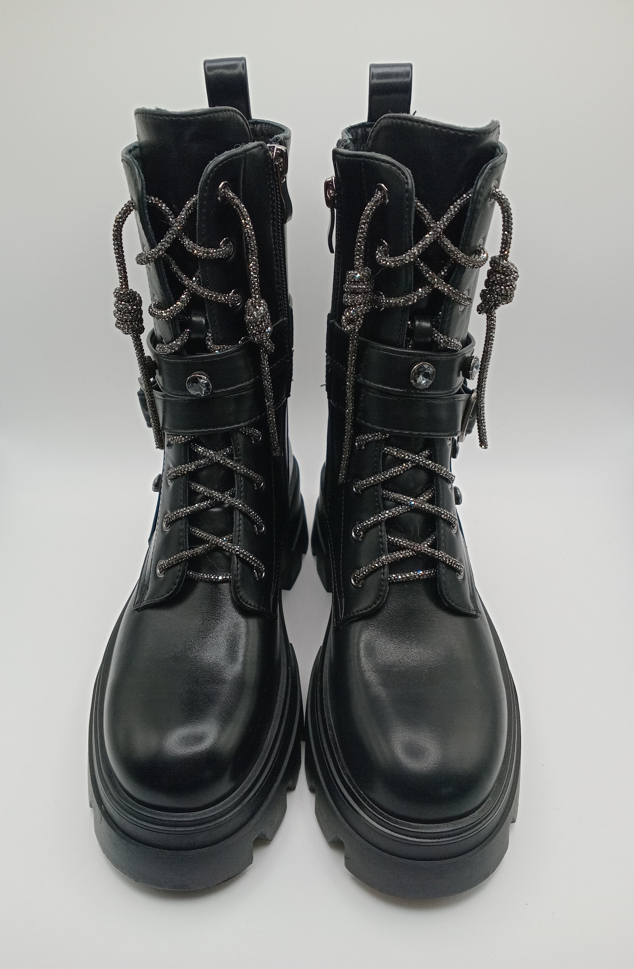 BOTA COTURNO JOALICE PARIS PRETO ECO PELE ATACADOR BRILHO CRAVEJADA TAXAS TIRAS ZIPER