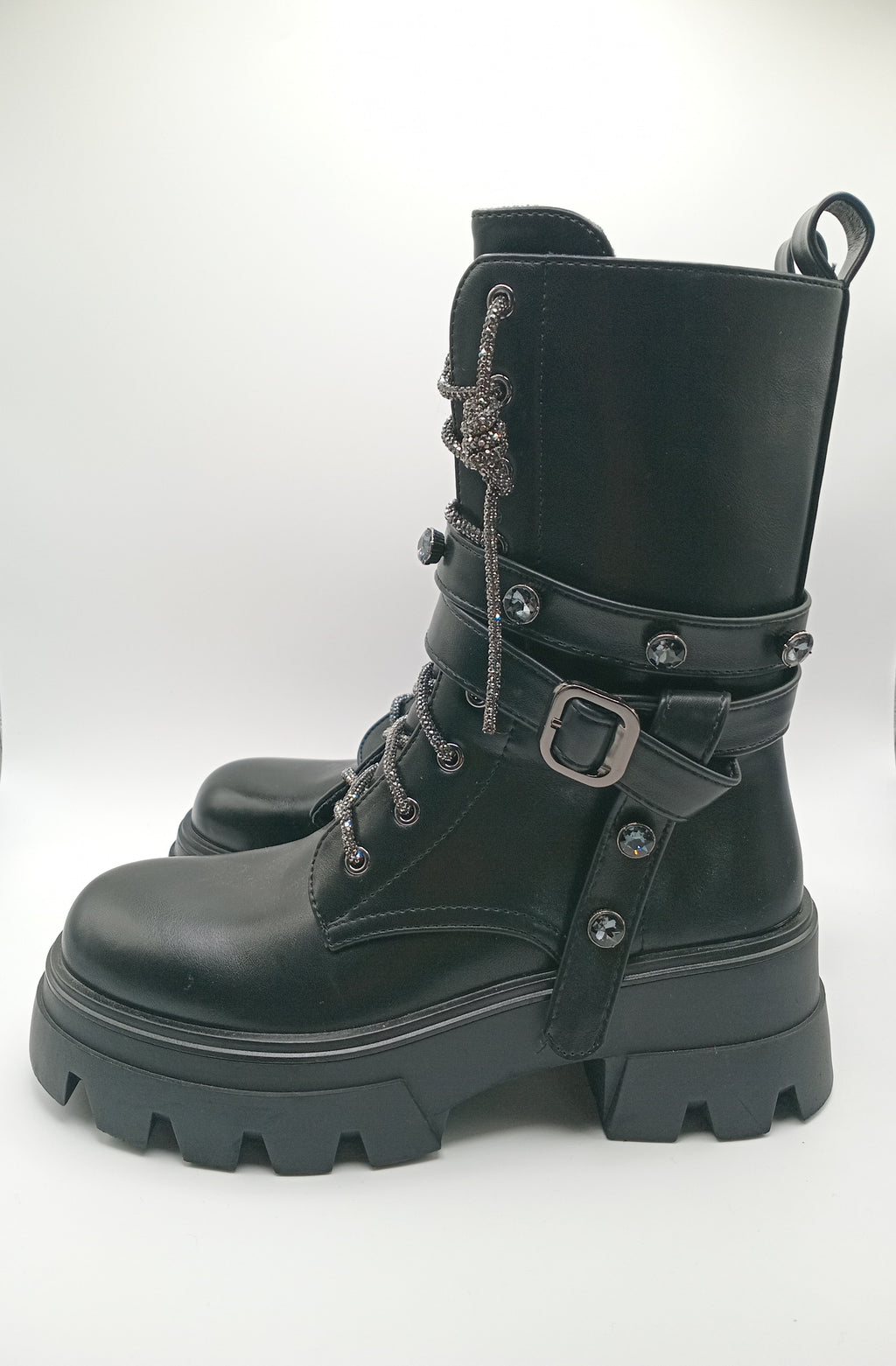 BOTA COTURNO JOALICE PARIS PRETO ECO PELE ATACADOR BRILHO CRAVEJADA TAXAS TIRAS ZIPER