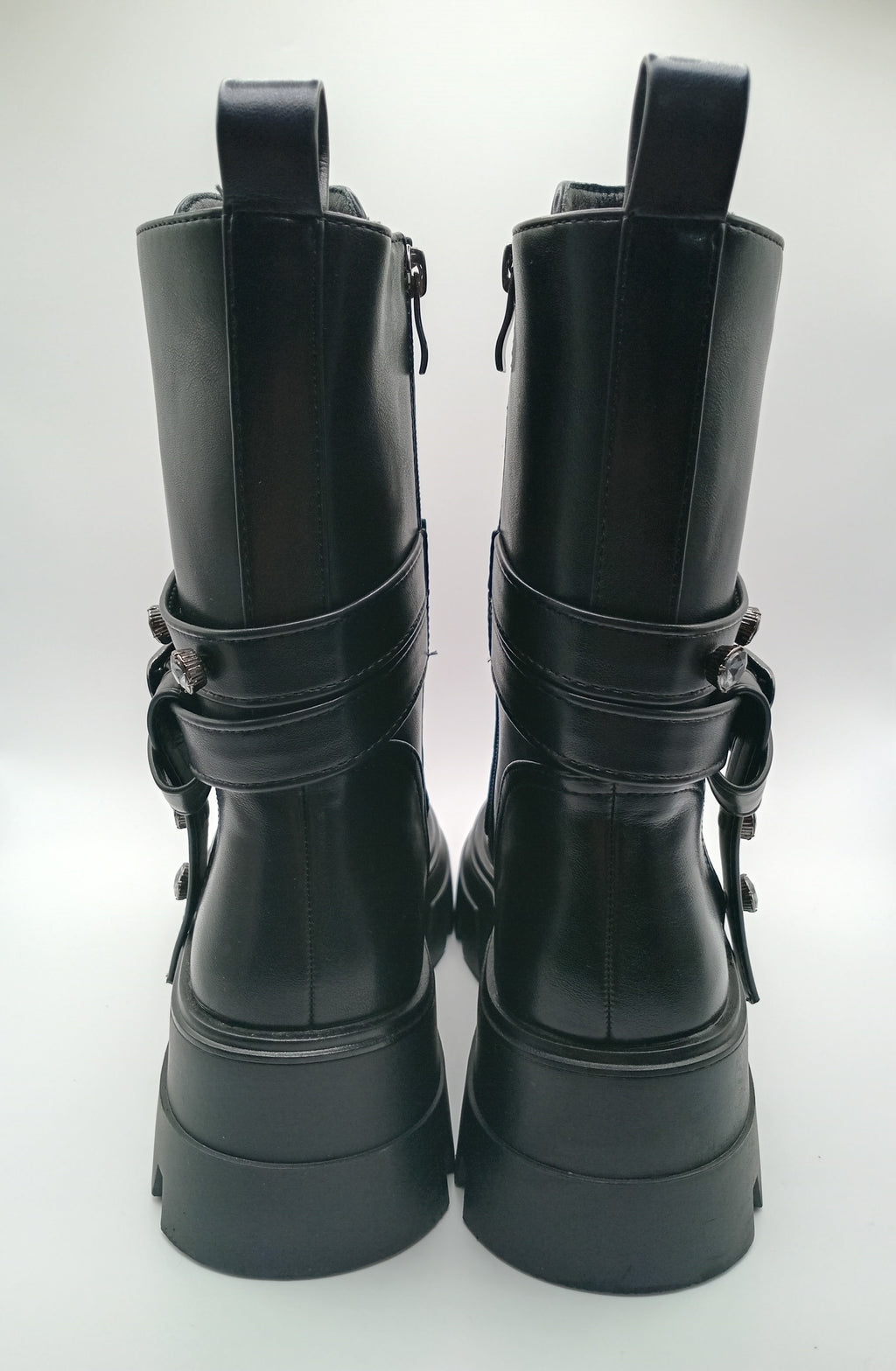 BOTA COTURNO JOALICE PARIS PRETO ECO PELE ATACADOR BRILHO CRAVEJADA TAXAS TIRAS ZIPER