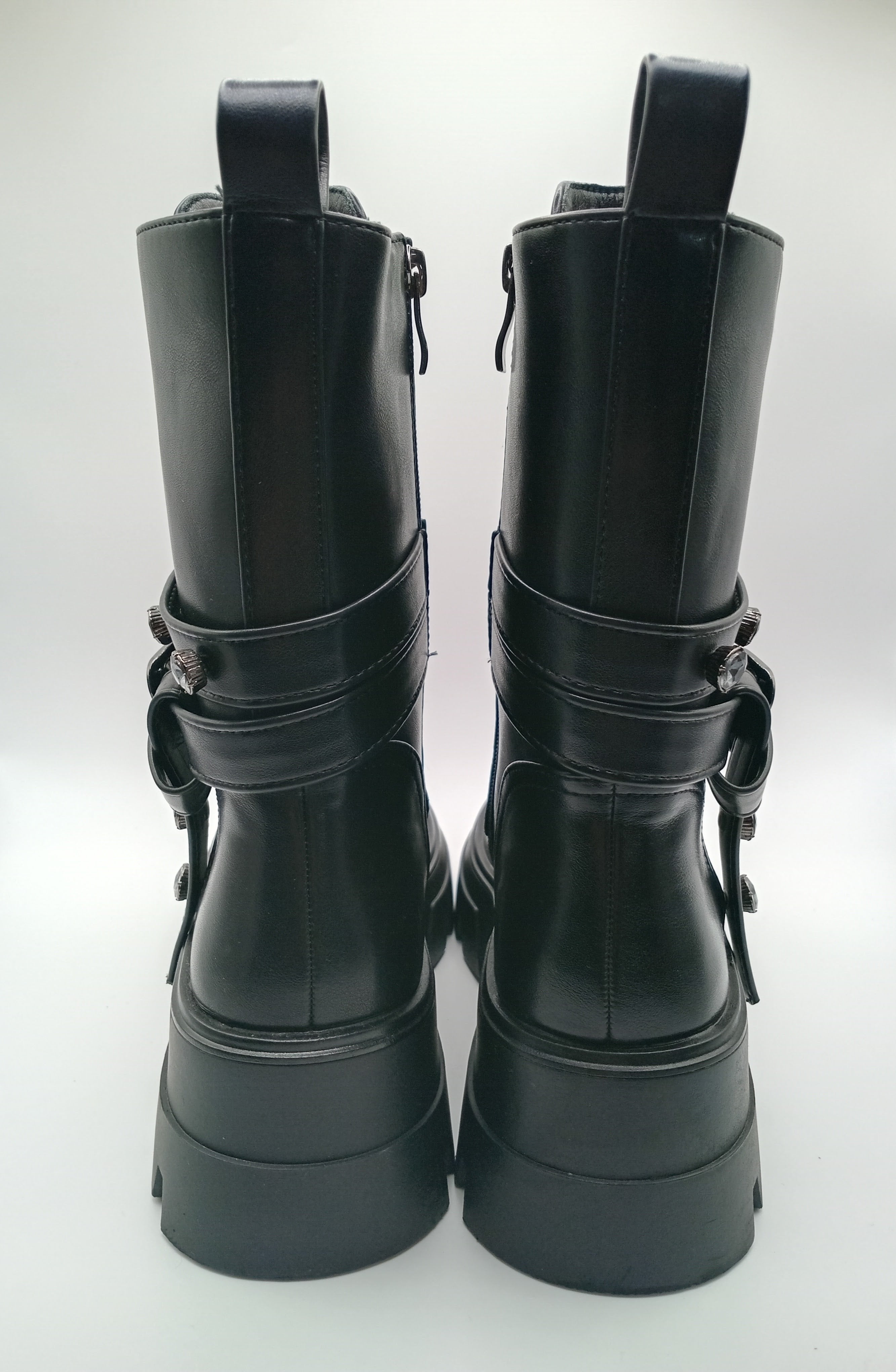 BOTA COTURNO JOALICE PARIS PRETO ECO PELE ATACADOR BRILHO CRAVEJADA TAXAS TIRAS ZIPER