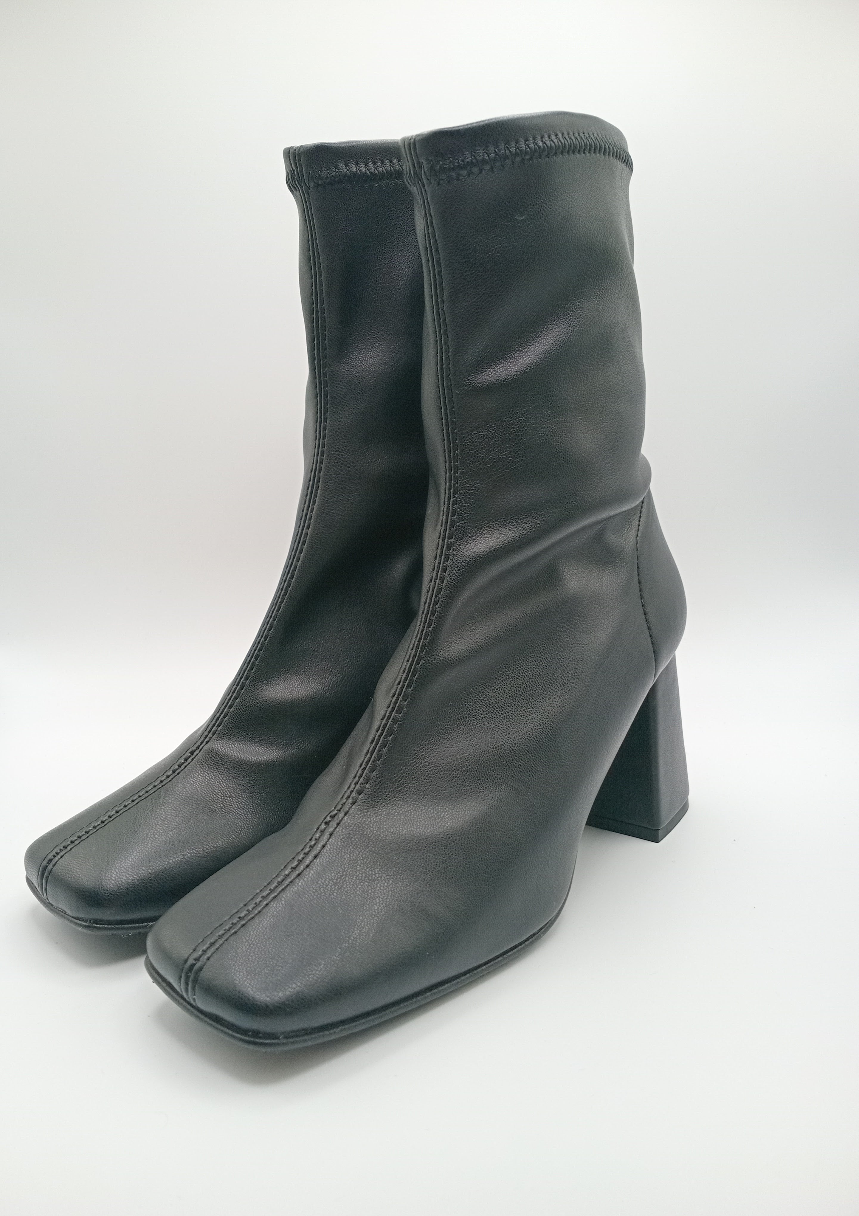 BOTA QUADRADA DANIELA VEGA PRETO COURO LISO TECIDO