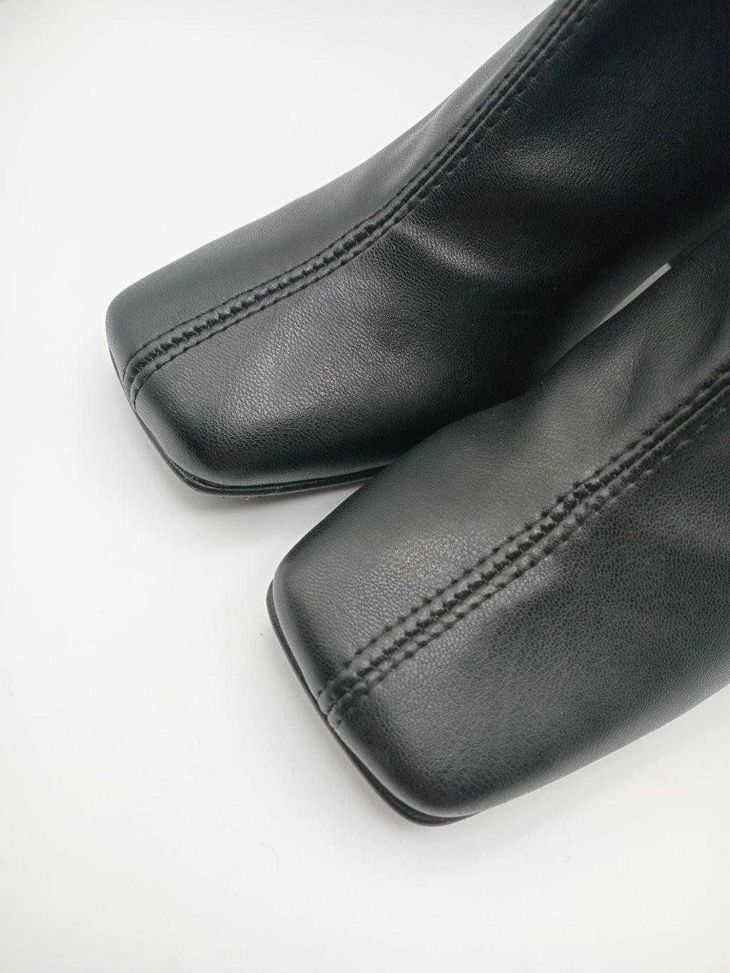 BOTA QUADRADA DANIELA VEGA PRETO COURO LISO TECIDO