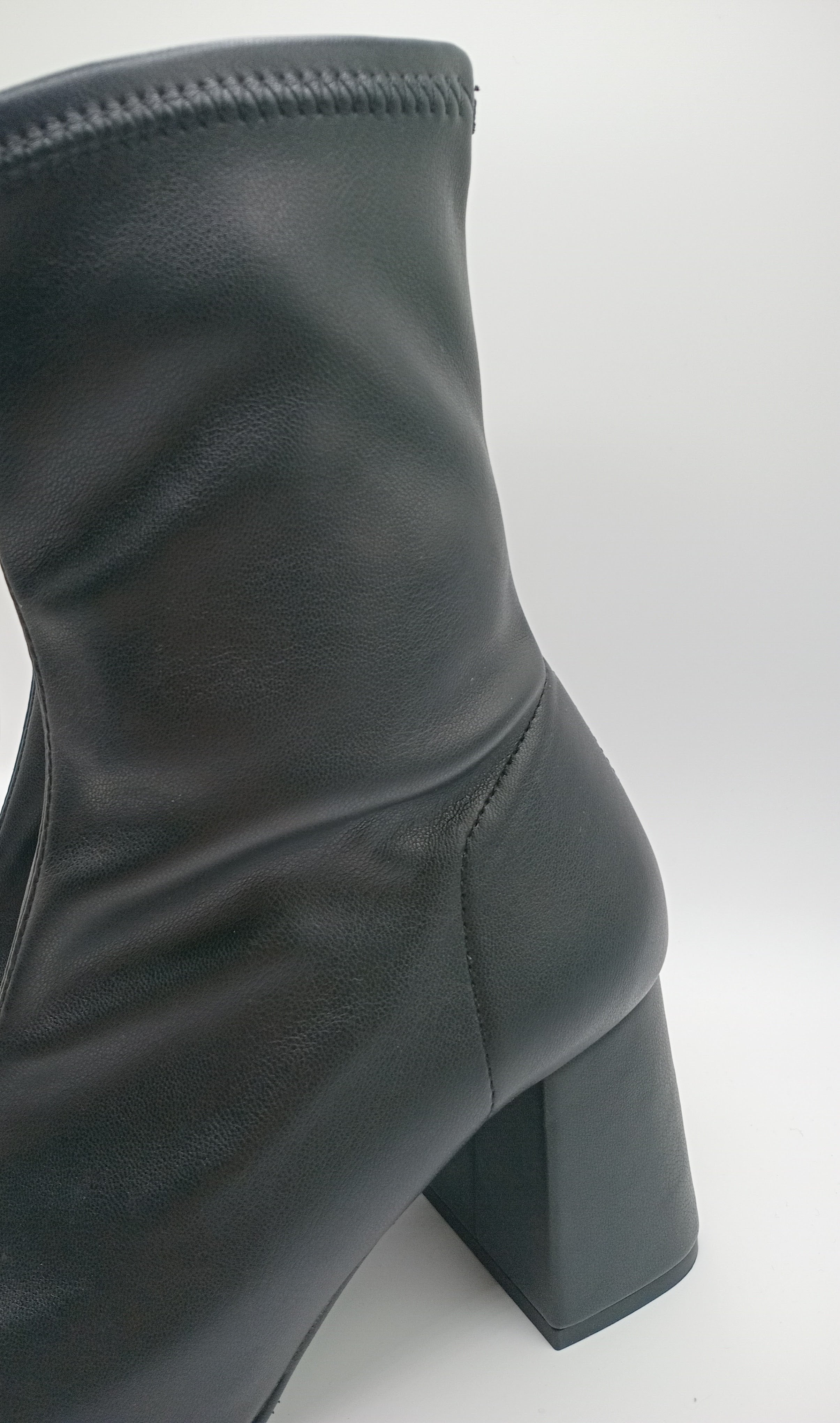 BOTA QUADRADA DANIELA VEGA PRETO COURO LISO TECIDO