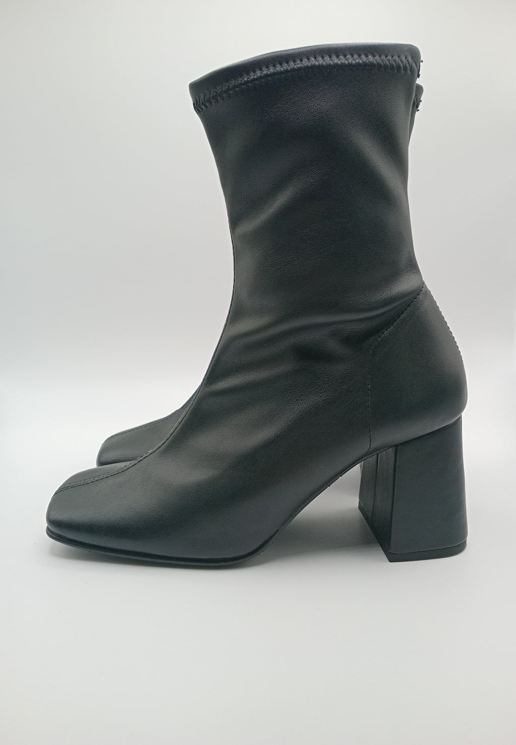 BOTA QUADRADA DANIELA VEGA PRETO COURO LISO TECIDO