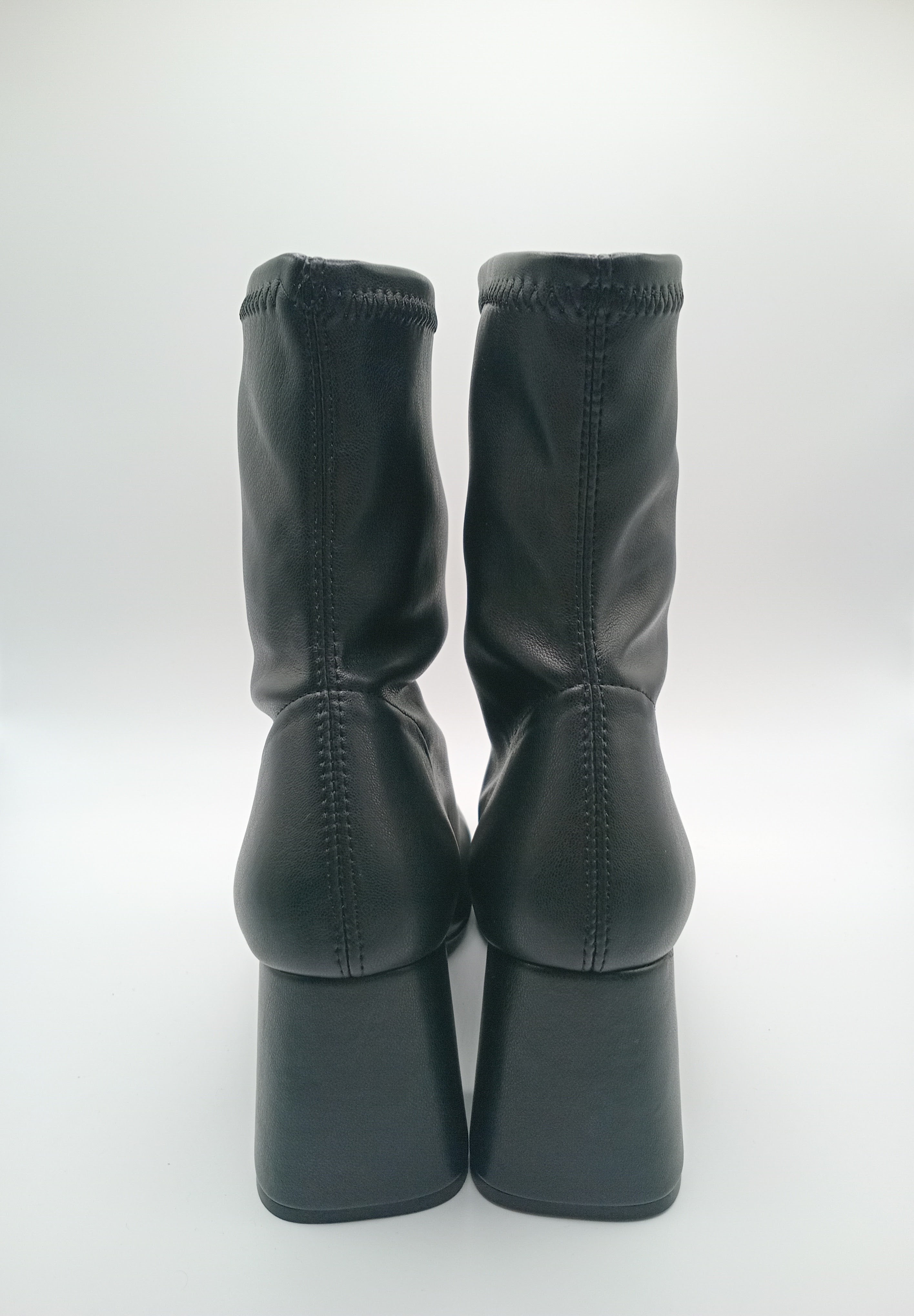 BOTA QUADRADA DANIELA VEGA PRETO COURO LISO TECIDO