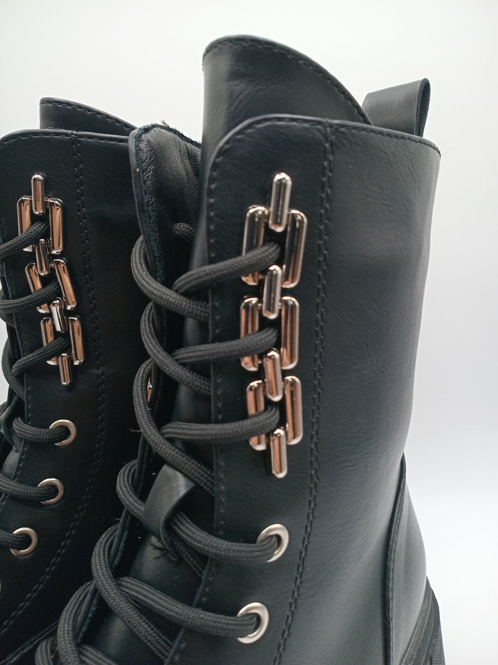 BOTA COTURNO MACADI PRETO ECO PELE CORRENTE ATACADOR ZIPER