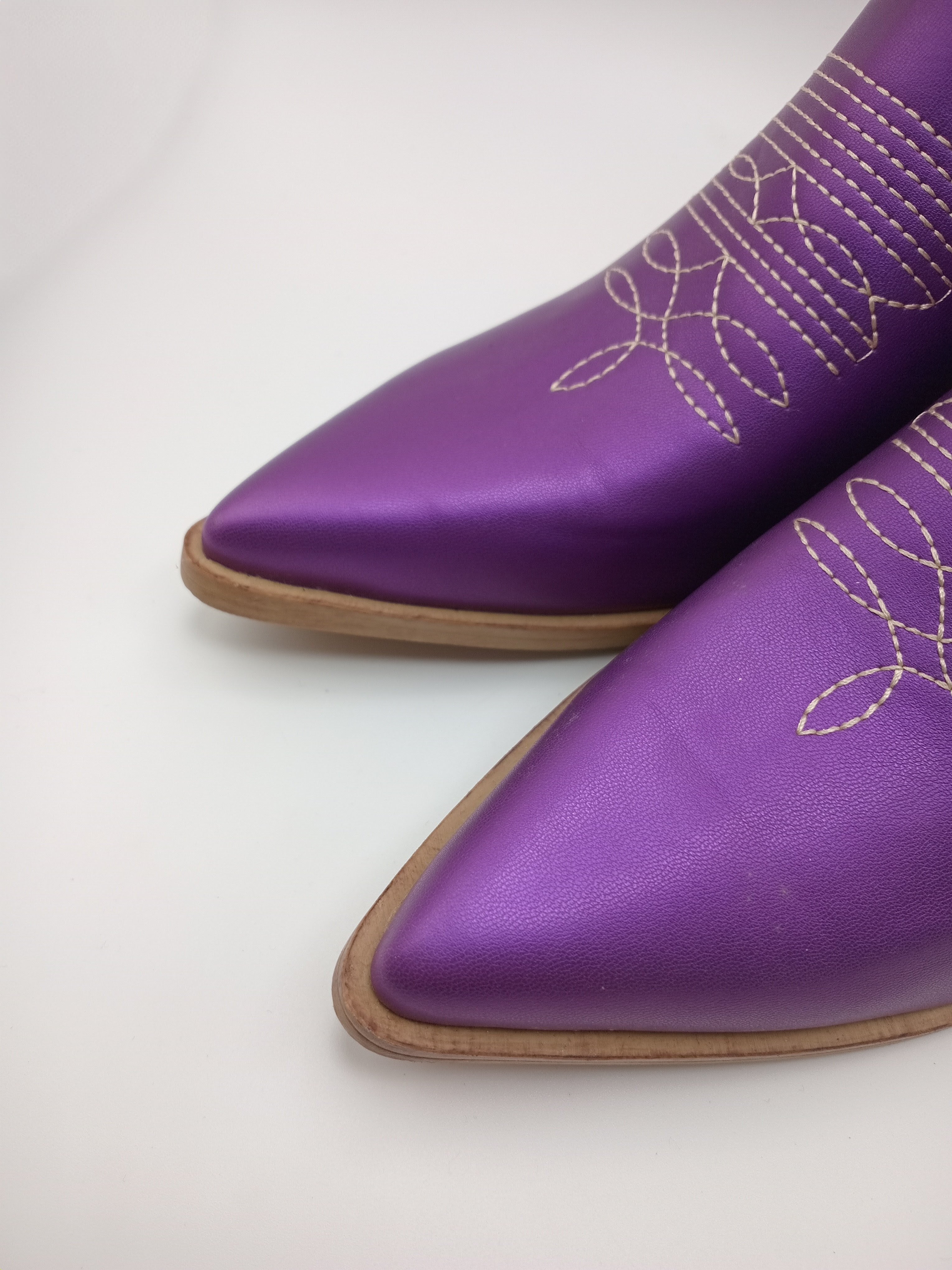 BOTA COWGIRL MACADI ROXA ECO PELE BORDADO PRATA BICUDO