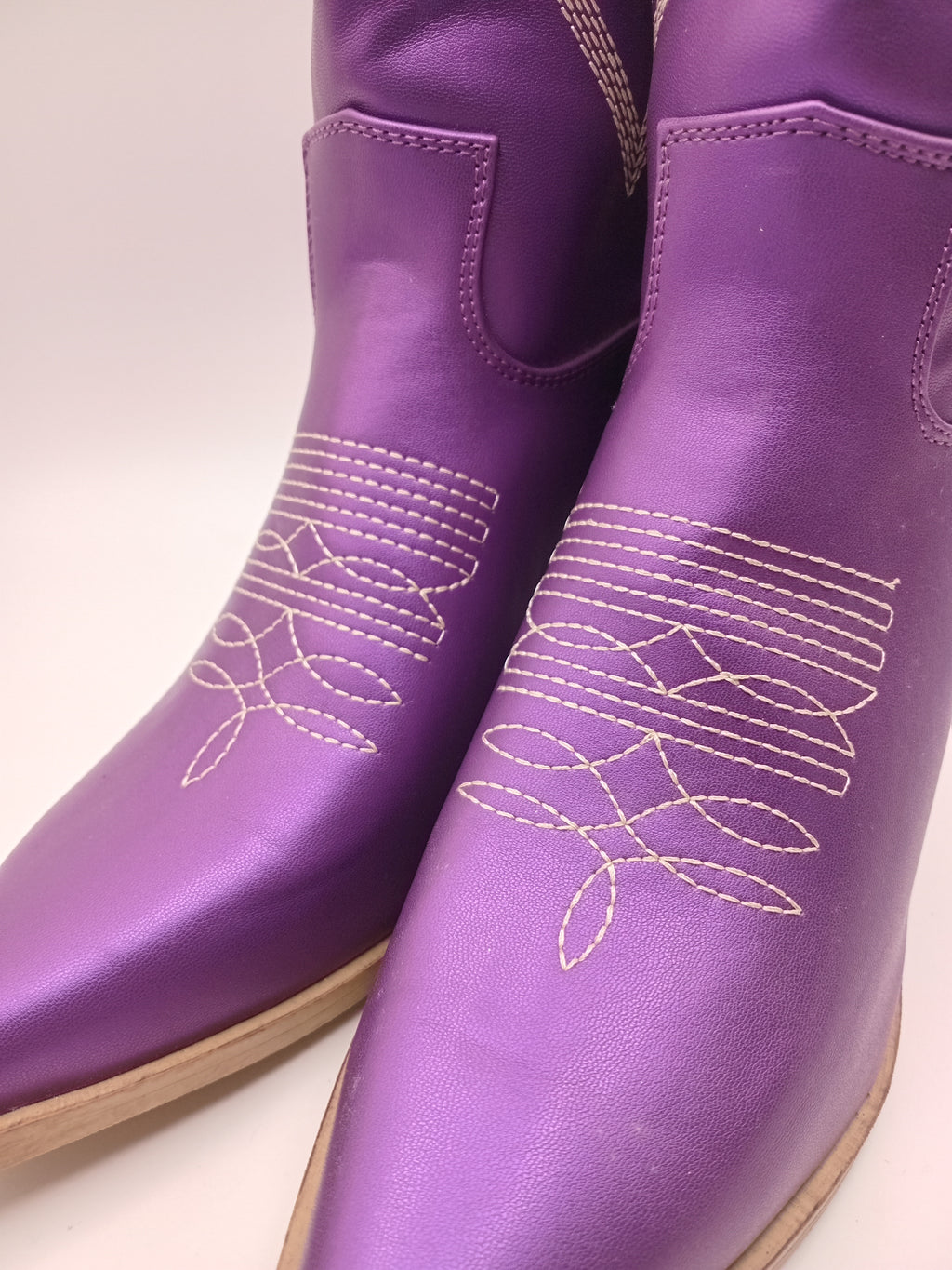 BOTA COWGIRL MACADI ROXA ECO PELE BORDADO PRATA BICUDO