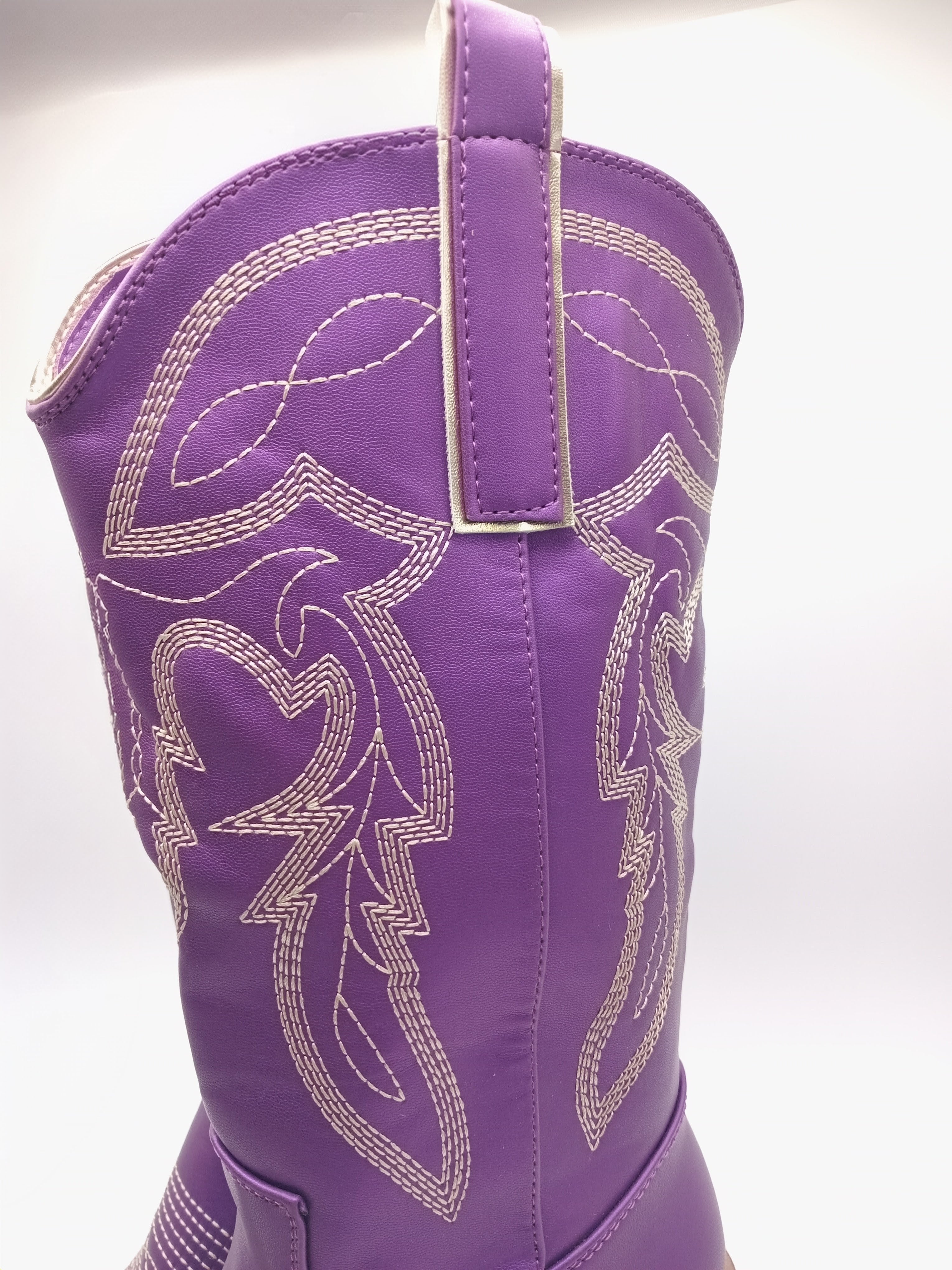 BOTA COWGIRL MACADI ROXA ECO PELE BORDADO PRATA BICUDO