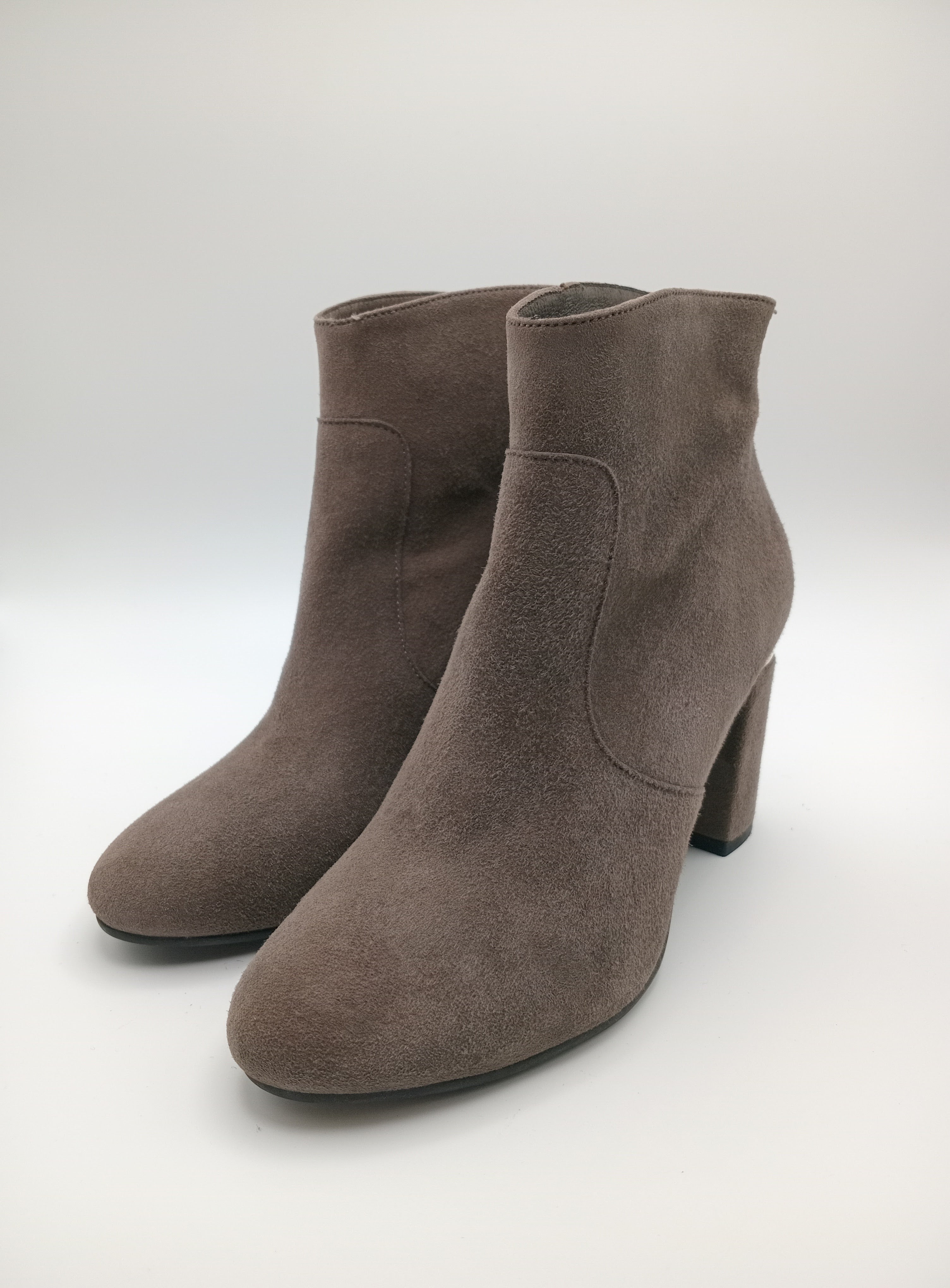 BOTA SALTO IN•NOVE CINZA COURO APLICAÇÃO METALICO ZIPER