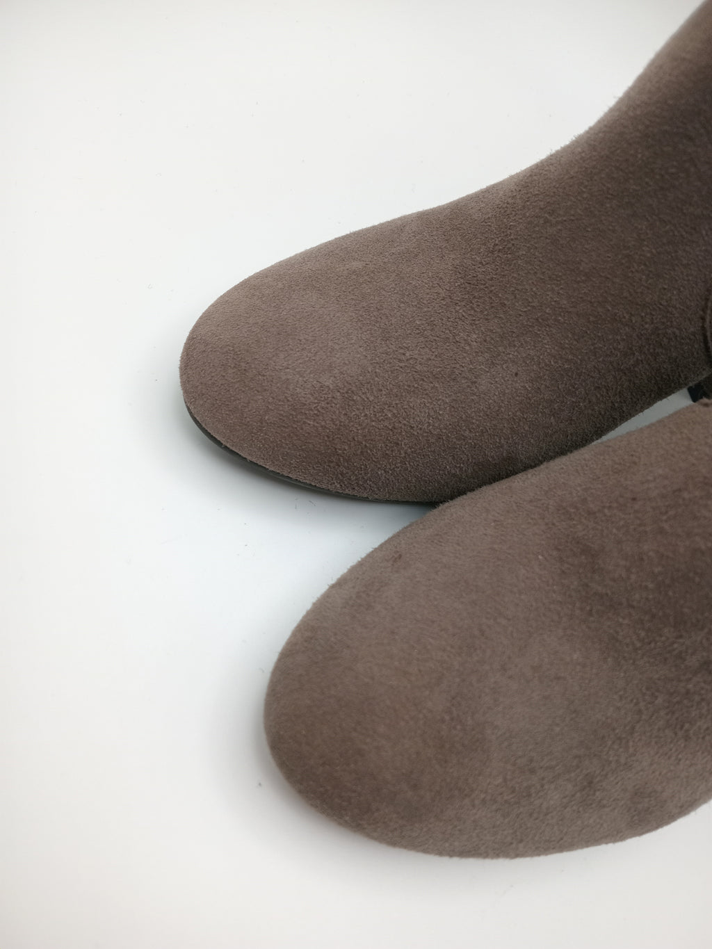 BOTA SALTO IN•NOVE CINZA COURO APLICAÇÃO METALICO ZIPER