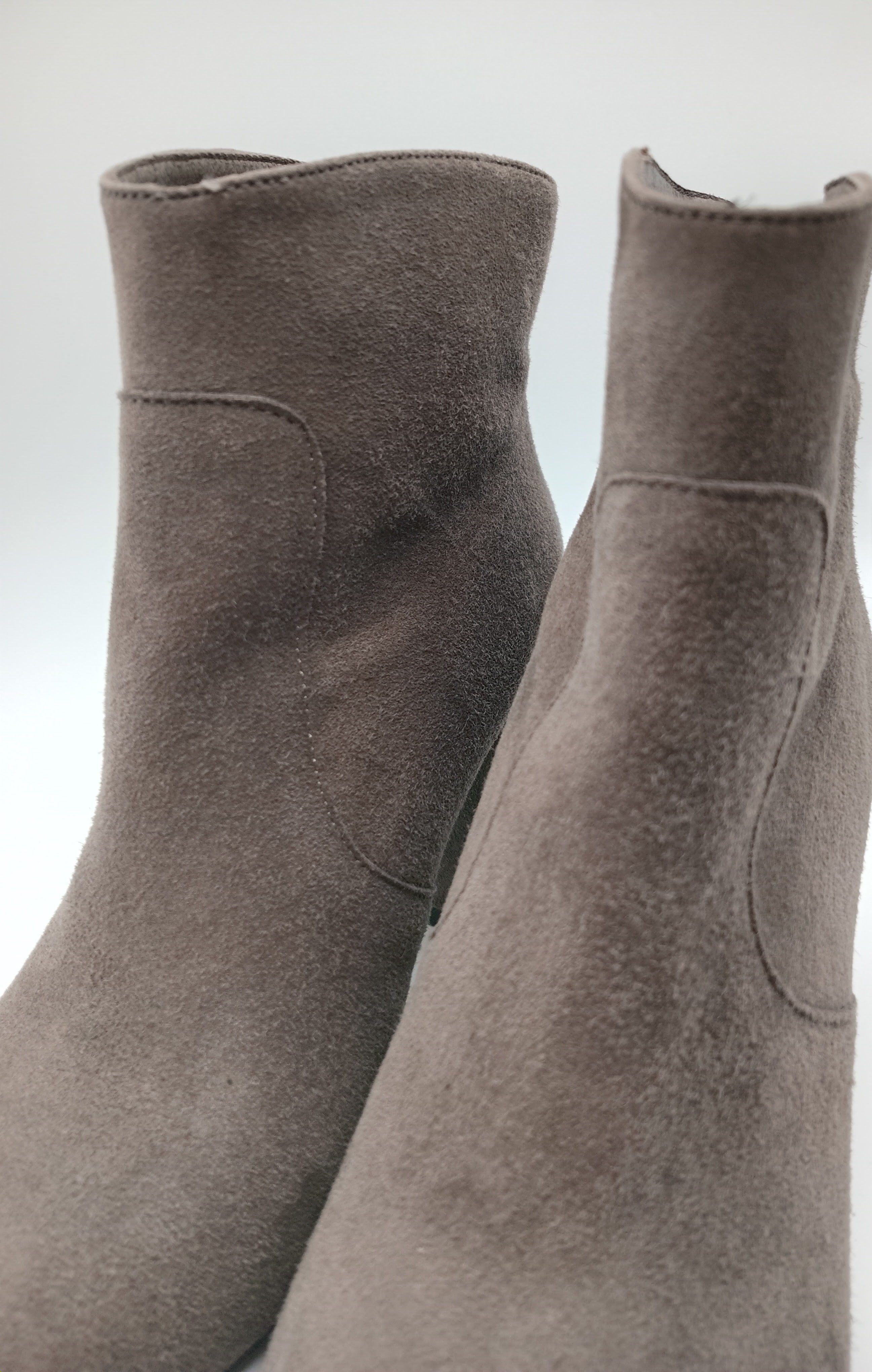 BOTA SALTO IN•NOVE CINZA COURO APLICAÇÃO METALICO ZIPER