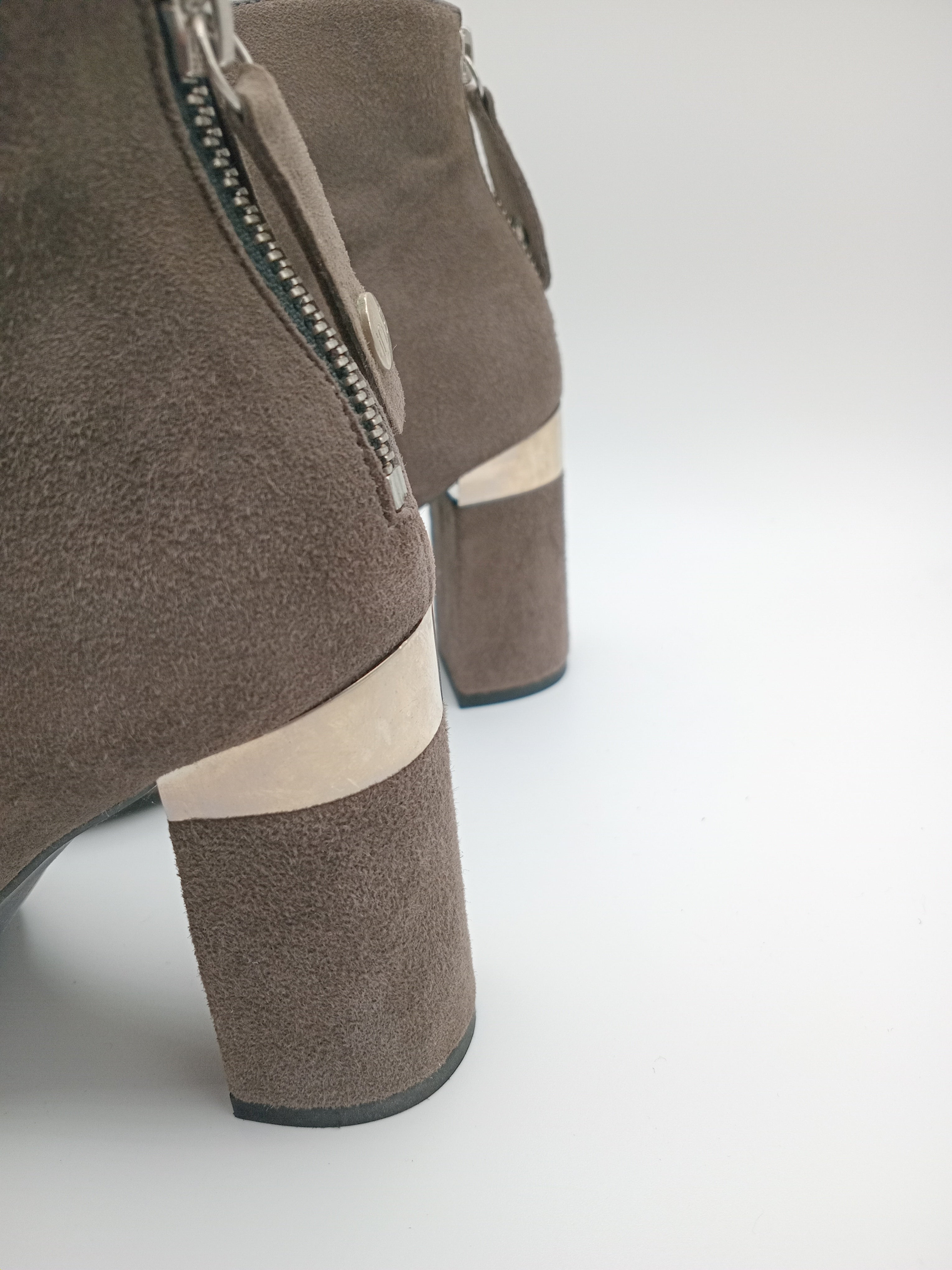 BOTA SALTO IN•NOVE CINZA COURO APLICAÇÃO METALICO ZIPER