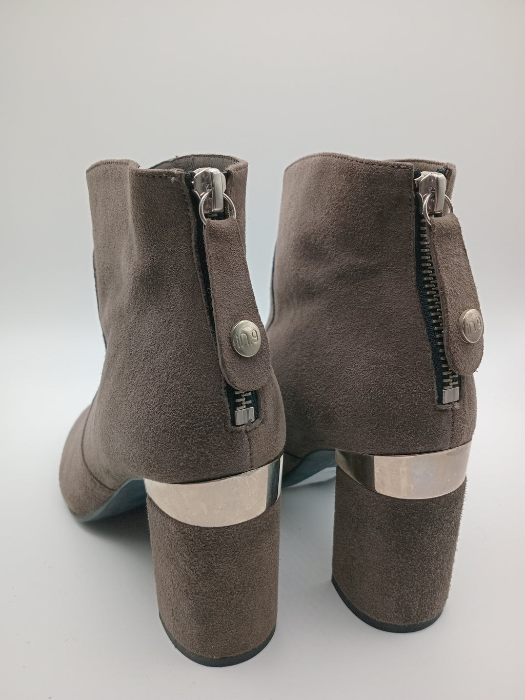 BOTA SALTO IN•NOVE CINZA COURO APLICAÇÃO METALICO ZIPER