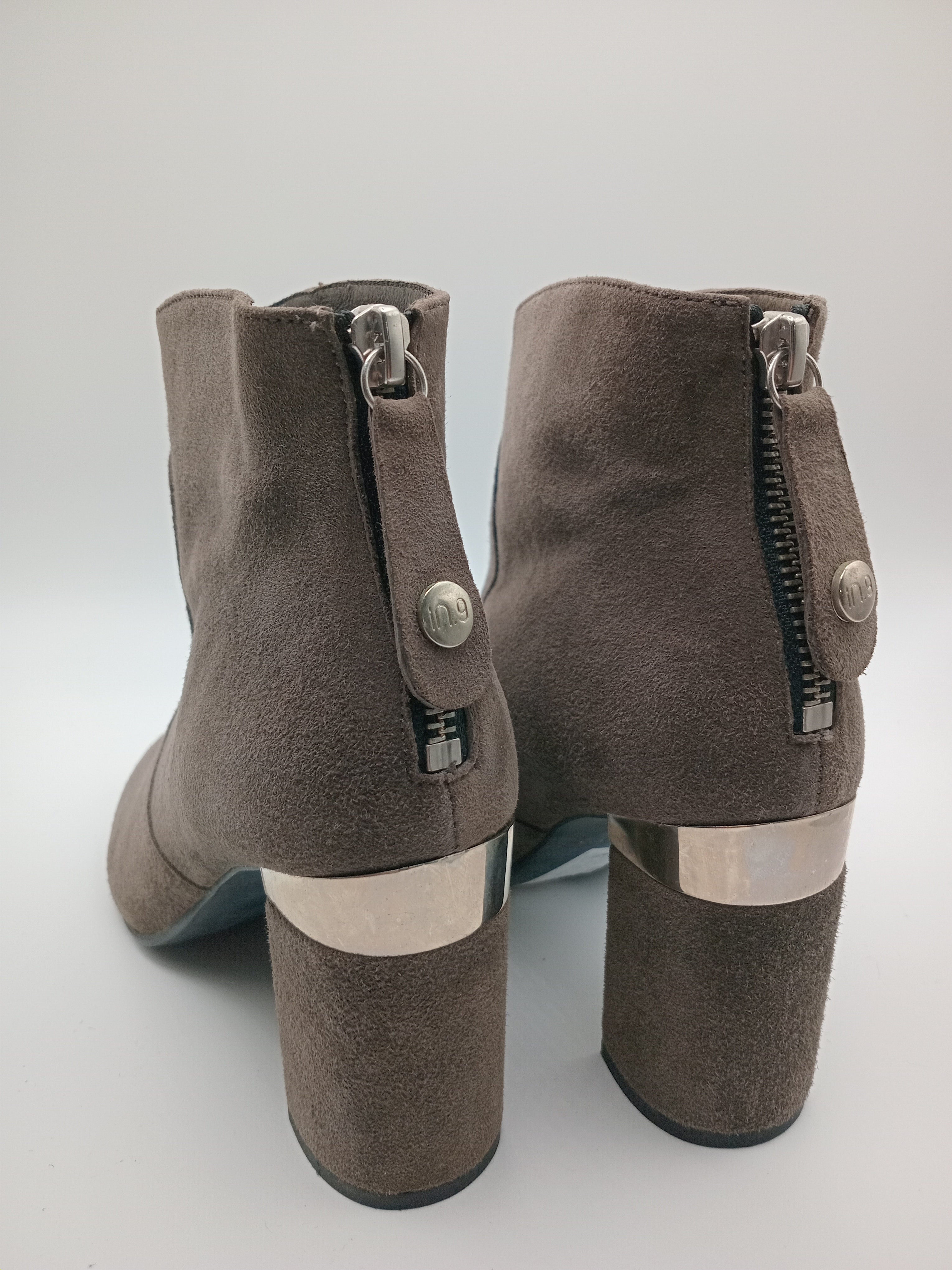 BOTA SALTO IN•NOVE CINZA COURO APLICAÇÃO METALICO ZIPER