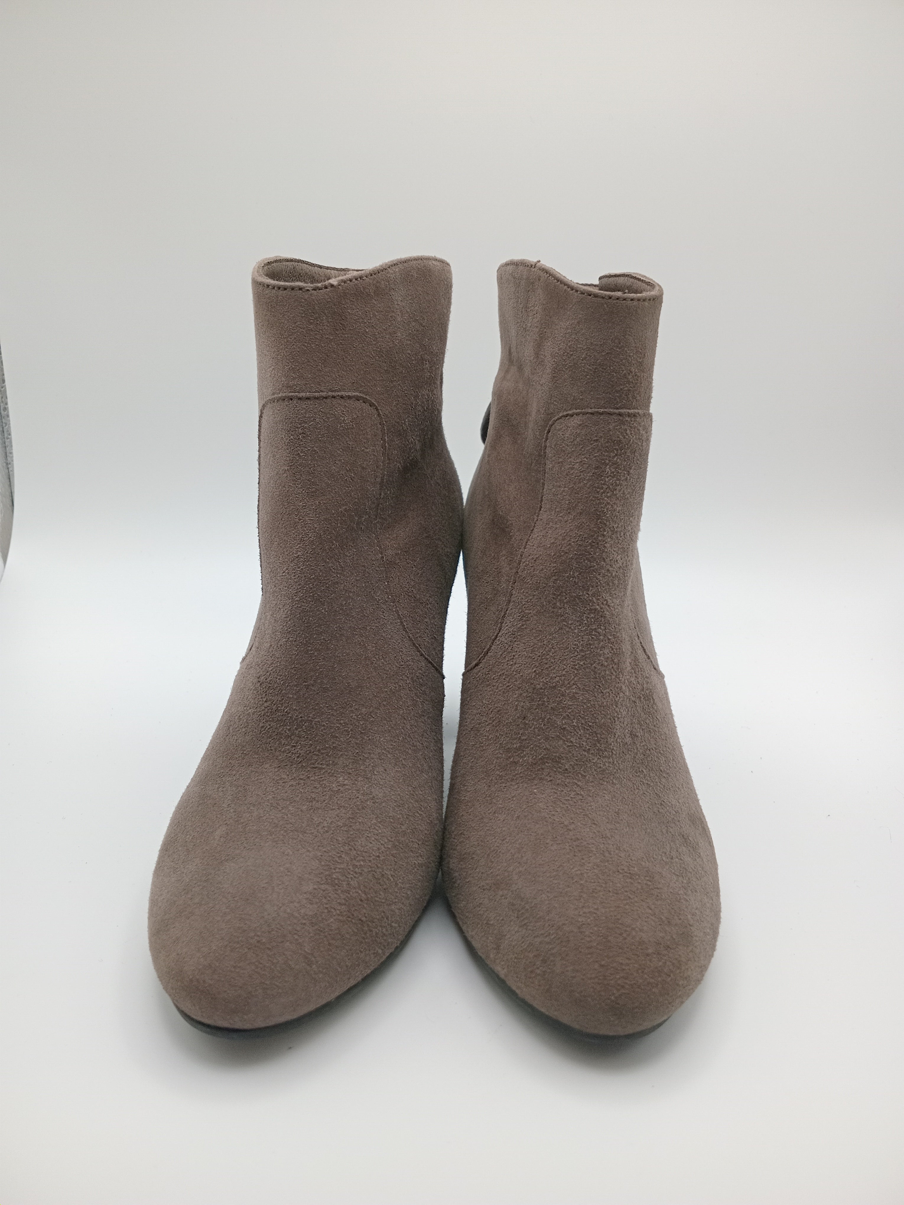 BOTA SALTO IN•NOVE CINZA COURO APLICAÇÃO METALICO ZIPER
