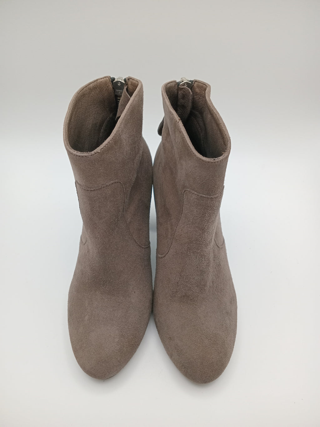 BOTA SALTO IN•NOVE CINZA COURO APLICAÇÃO METALICO ZIPER