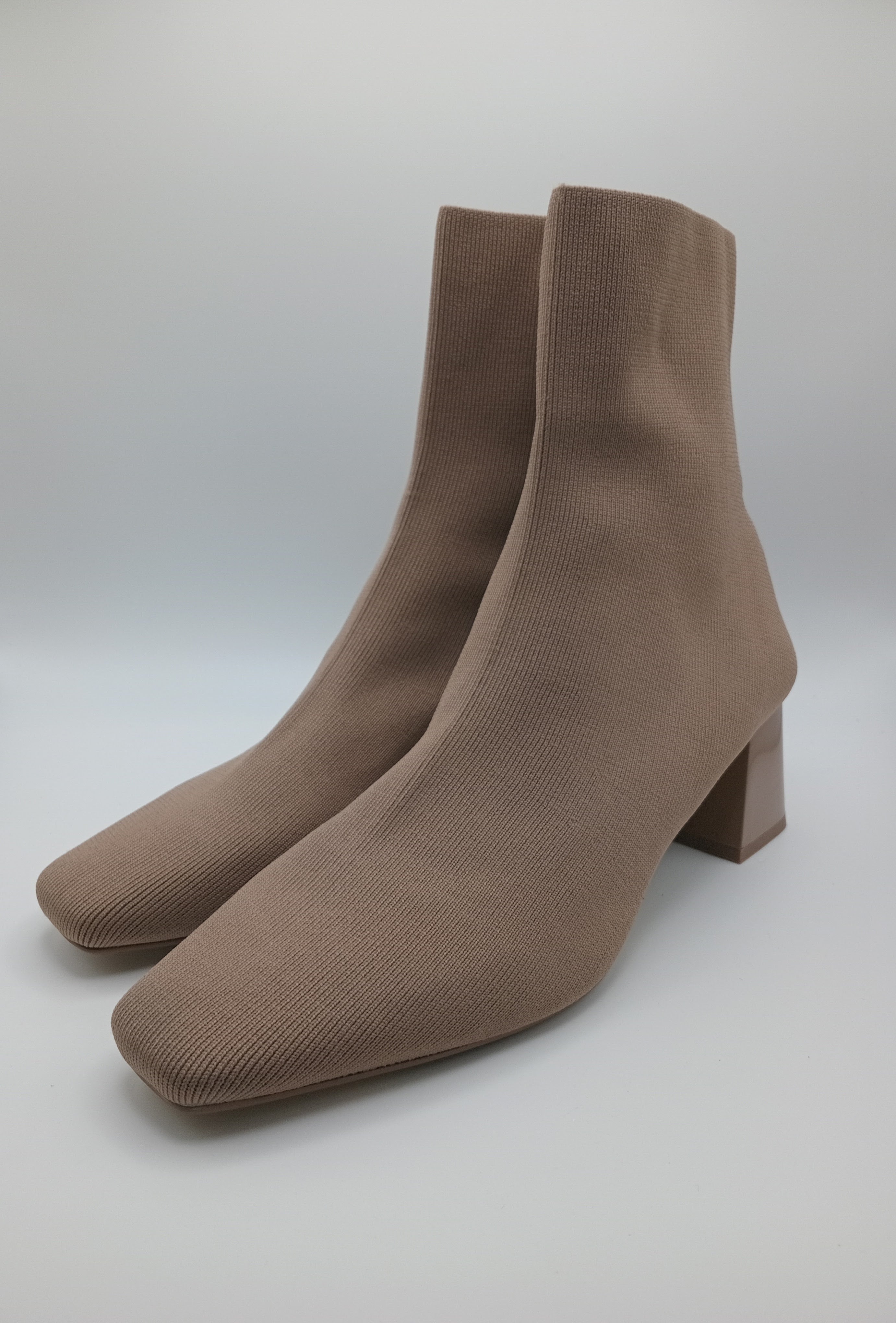 BOTA QUADRADA CORINA BEGE TECIDO CANELADO