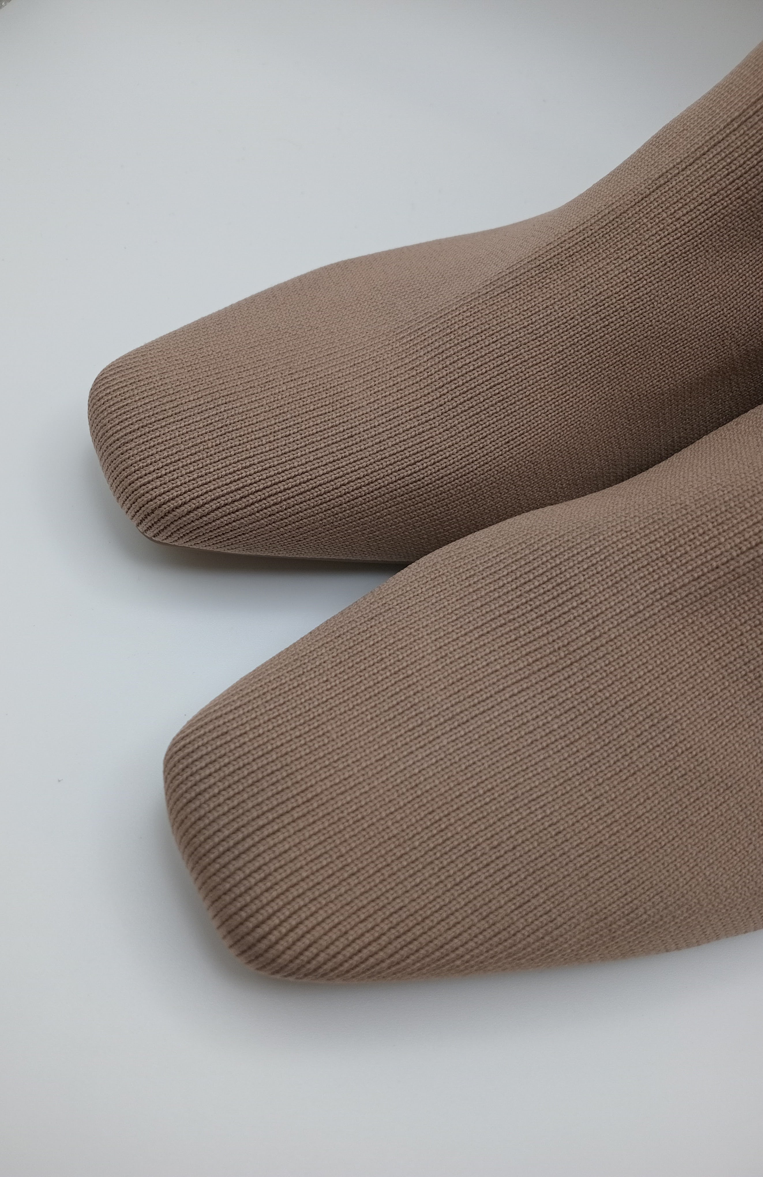 BOTA QUADRADA CORINA BEGE TECIDO CANELADO