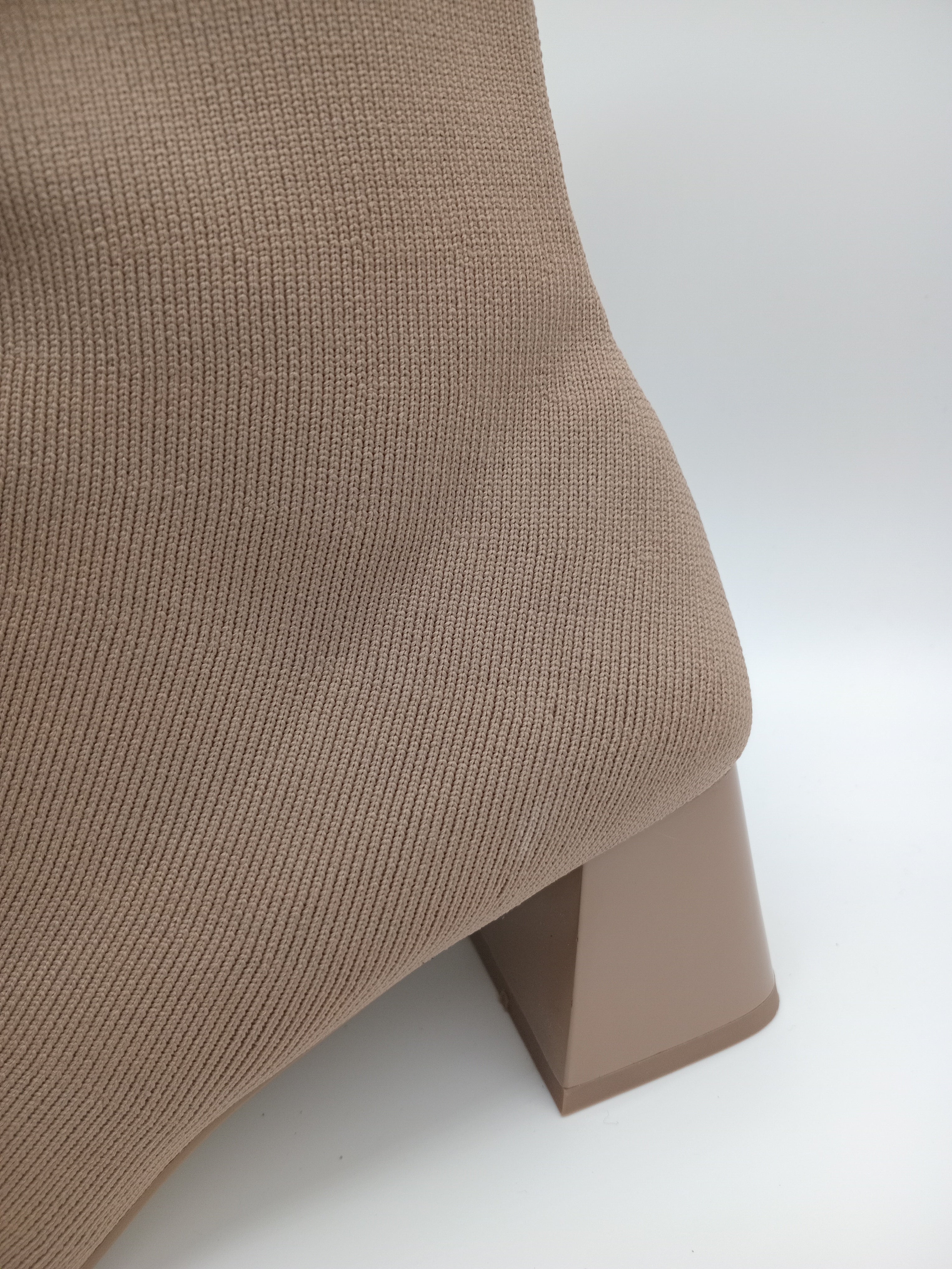 BOTA QUADRADA CORINA BEGE TECIDO CANELADO