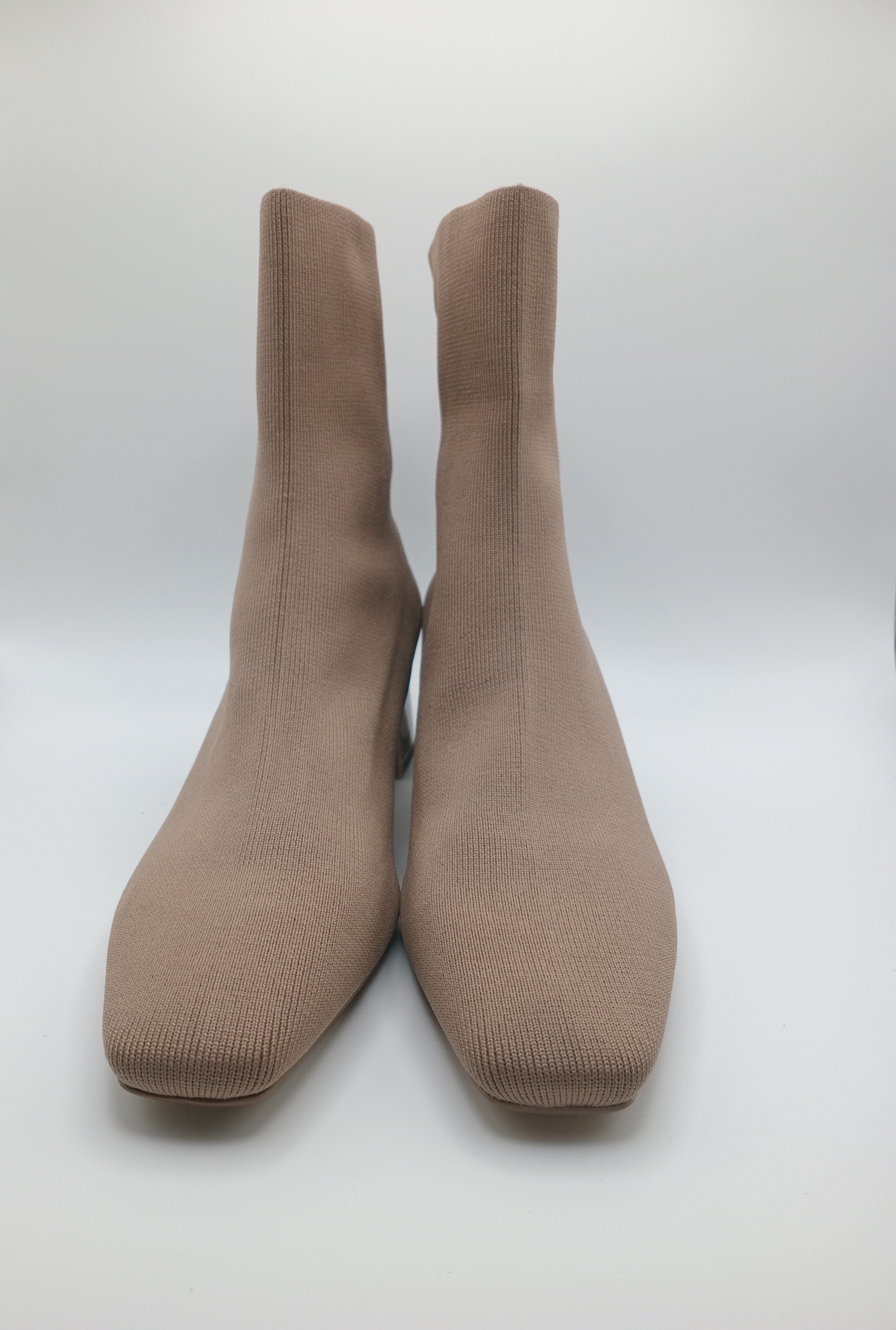 BOTA QUADRADA CORINA BEGE TECIDO CANELADO