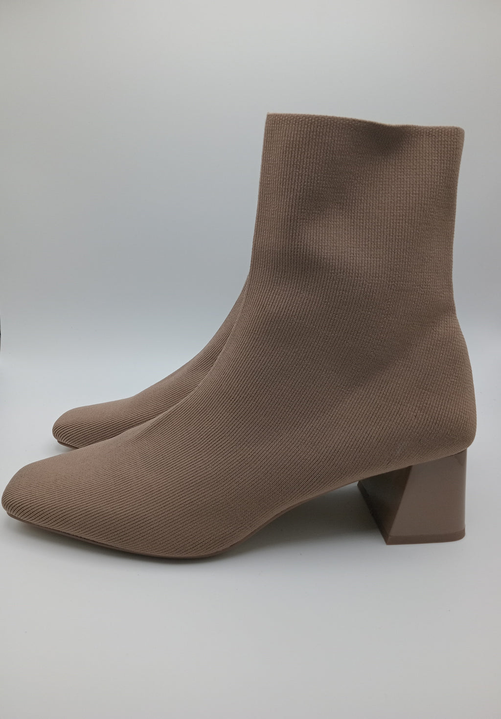 BOTA QUADRADA CORINA BEGE TECIDO CANELADO