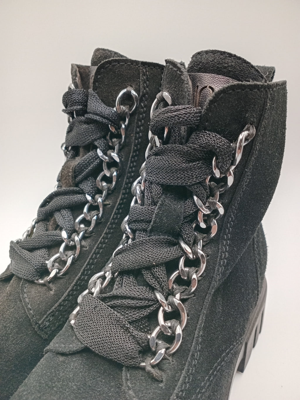 BOTA COTURNO IN•NOVE PRETO COURO CORRENTE ATACADOR ZIPER