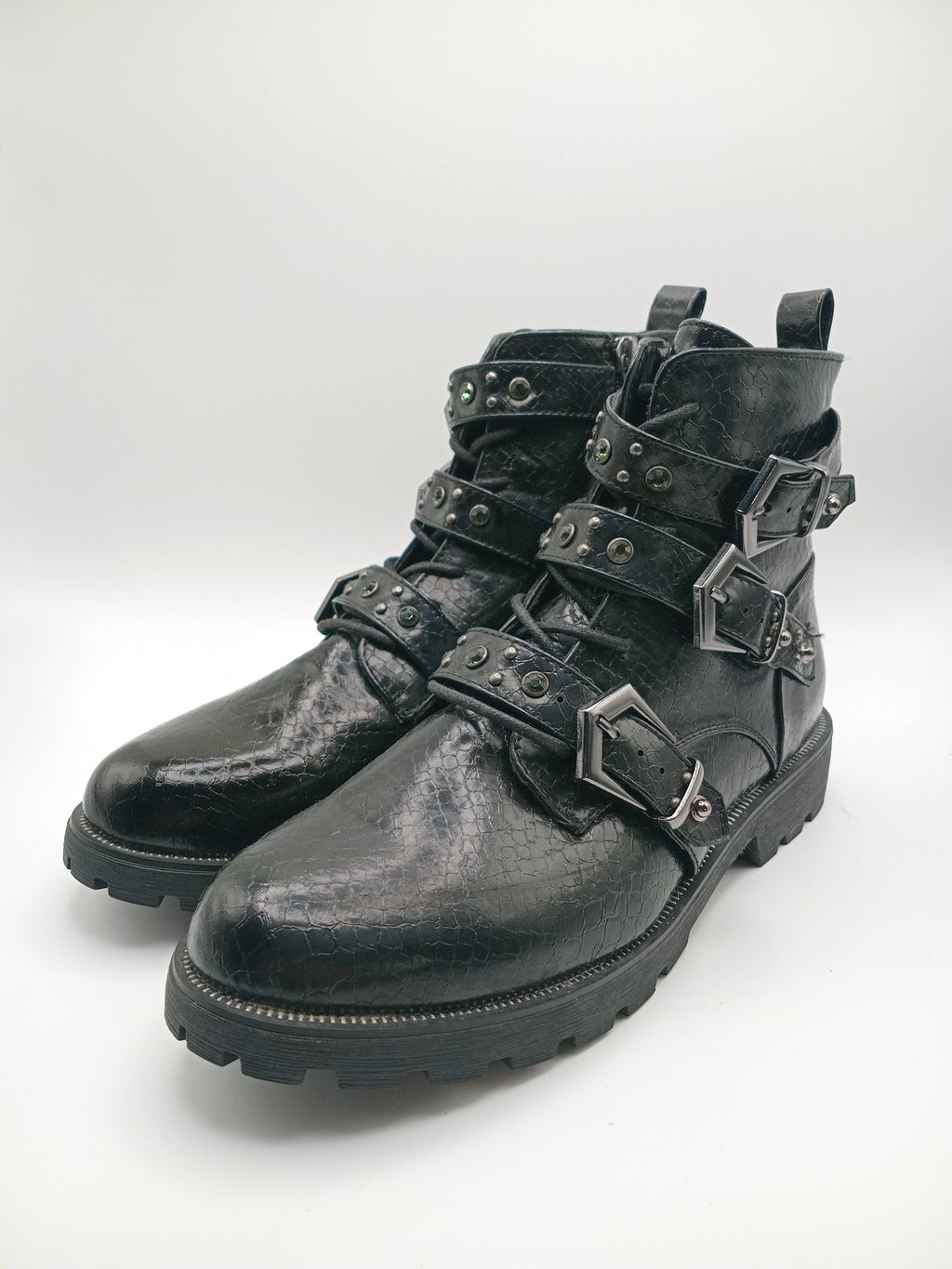 BOTA COTURNO MARIAMAKE PRETO ECO PELE TAXAS PEDRAS TIRAS ZIPER
