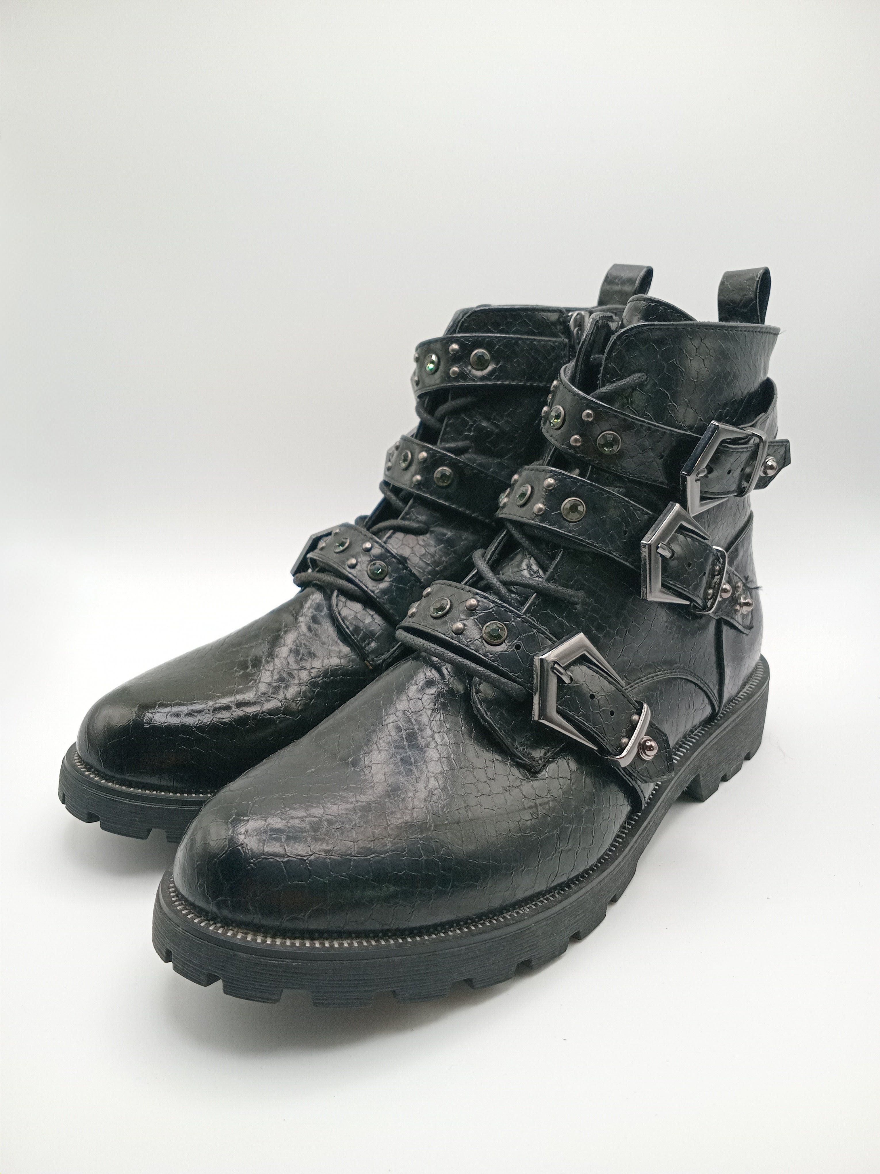BOTA COTURNO MARIAMAKE PRETO ECO PELE TAXAS PEDRAS TIRAS ZIPER