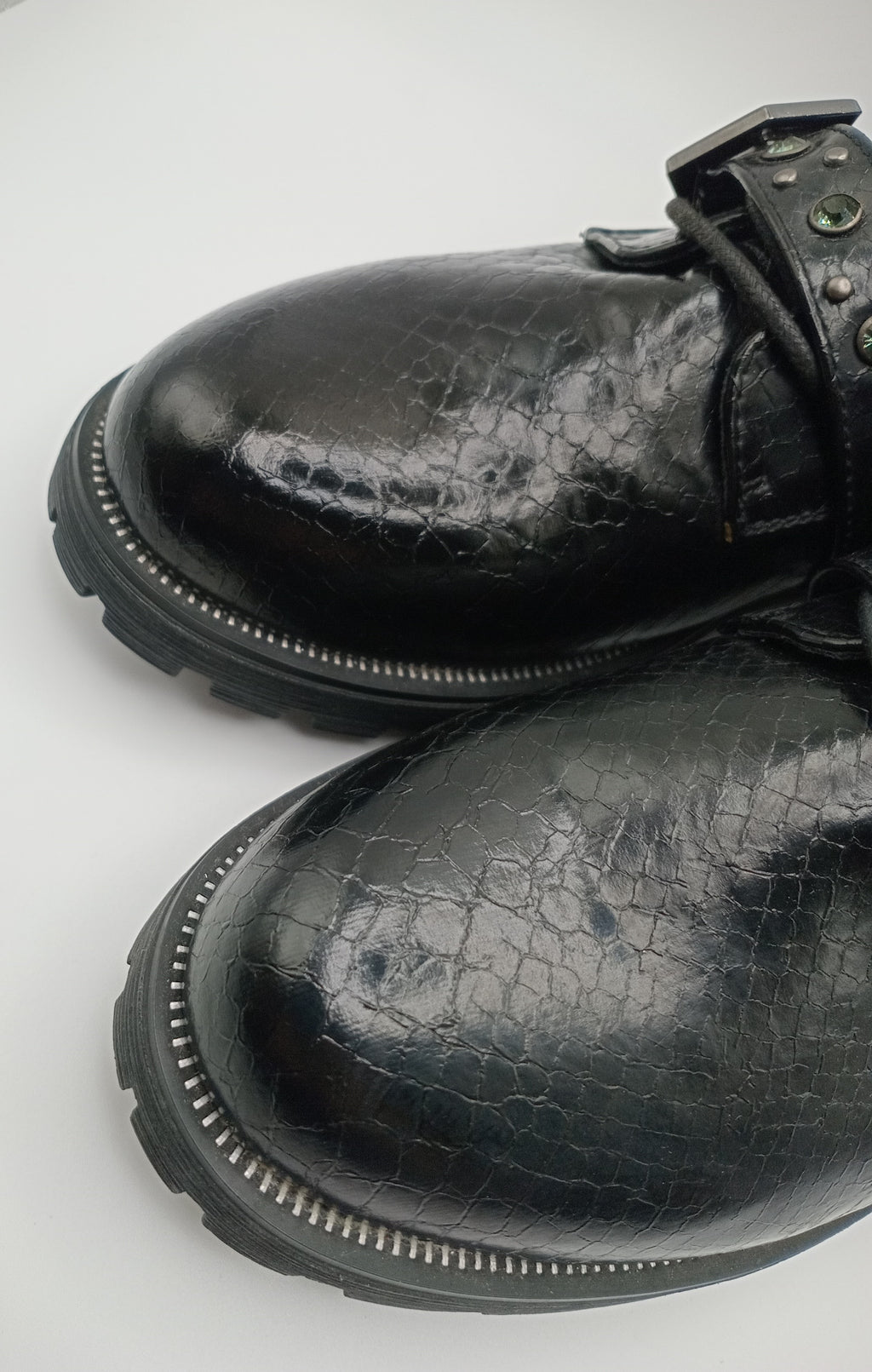 BOTA COTURNO MARIAMAKE PRETO ECO PELE TAXAS PEDRAS TIRAS ZIPER