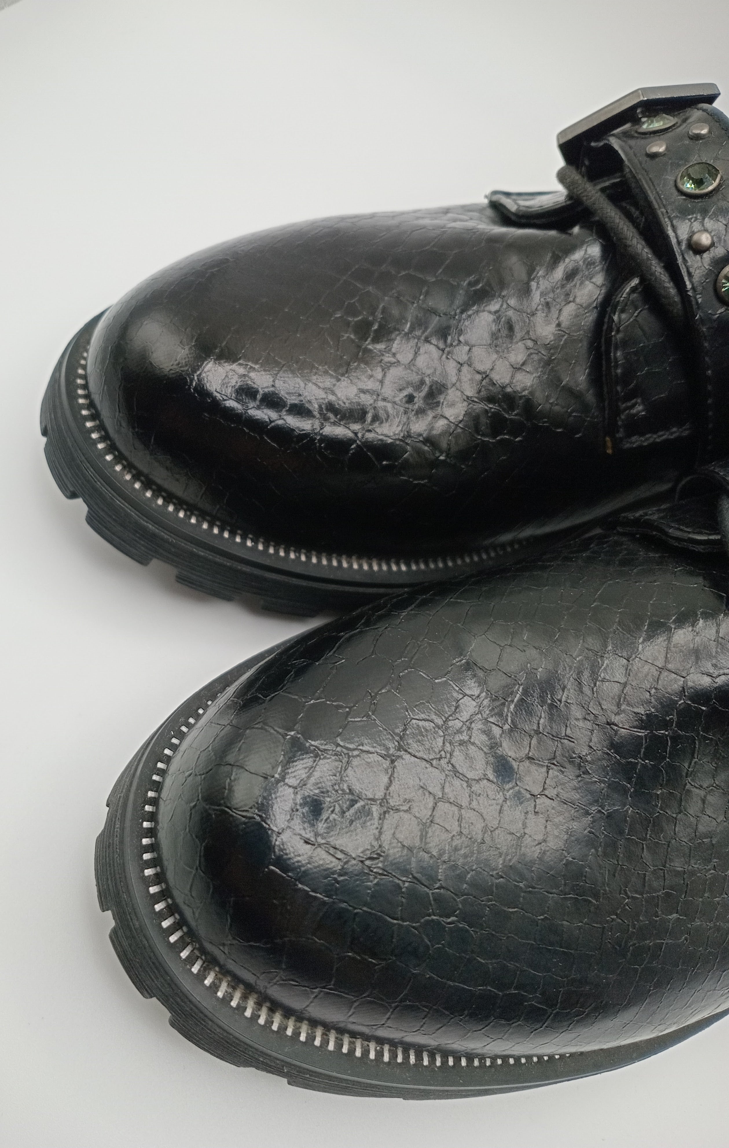 BOTA COTURNO MARIAMAKE PRETO ECO PELE TAXAS PEDRAS TIRAS ZIPER