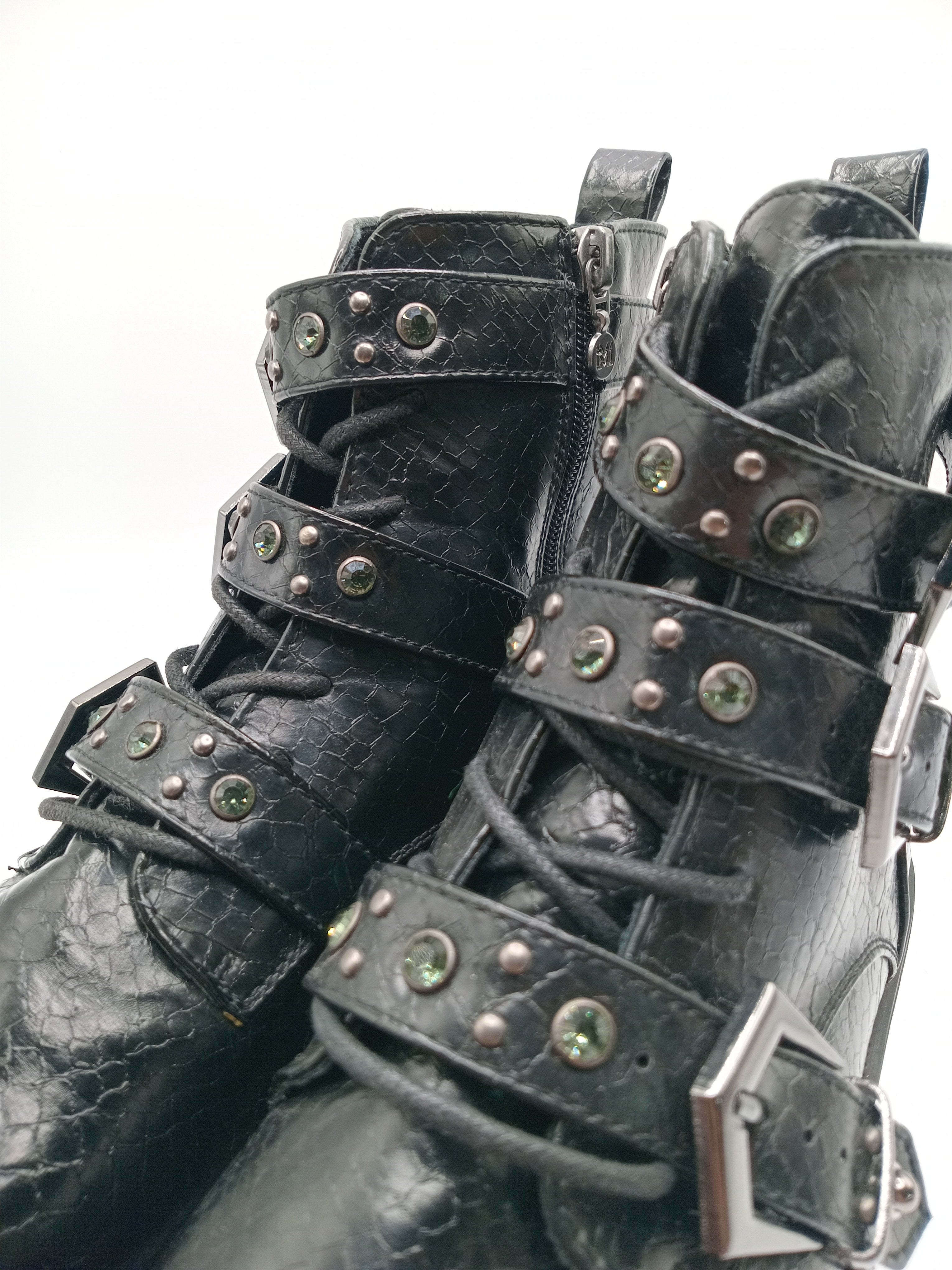 BOTA COTURNO MARIAMAKE PRETO ECO PELE TAXAS PEDRAS TIRAS ZIPER