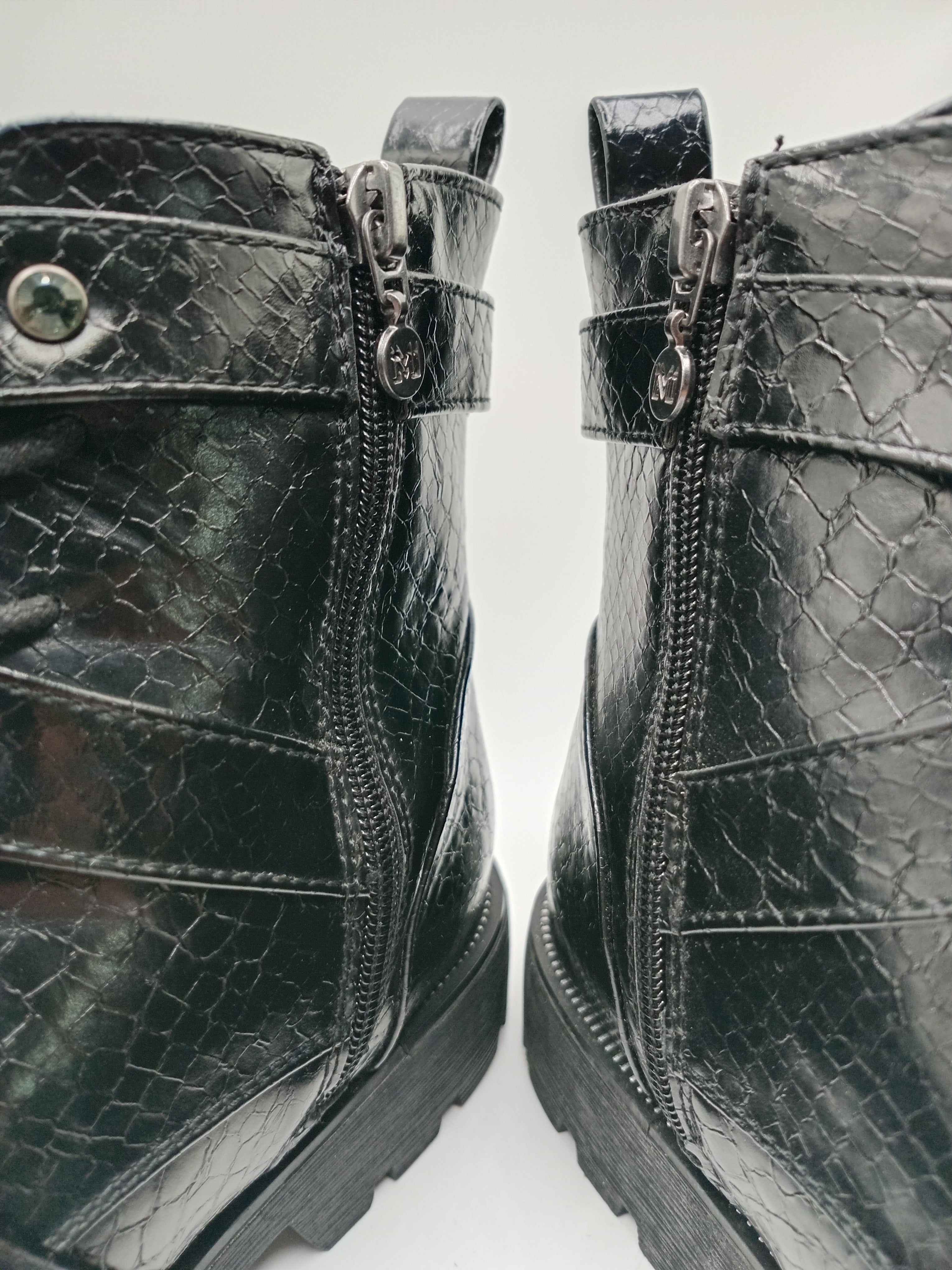 BOTA COTURNO MARIAMAKE PRETO ECO PELE TAXAS PEDRAS TIRAS ZIPER