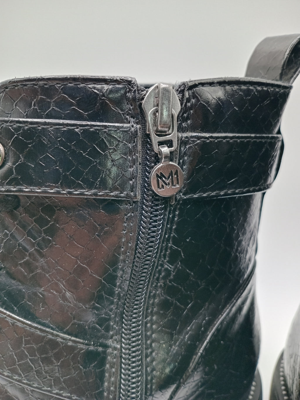 BOTA COTURNO MARIAMAKE PRETO ECO PELE TAXAS PEDRAS TIRAS ZIPER