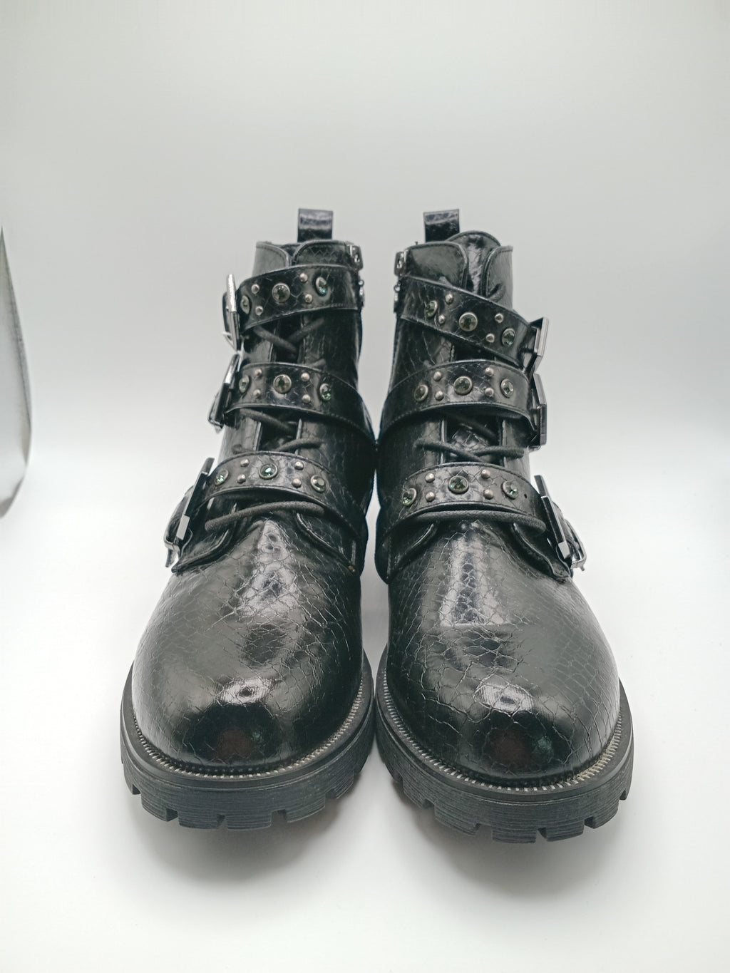 BOTA COTURNO MARIAMAKE PRETO ECO PELE TAXAS PEDRAS TIRAS ZIPER