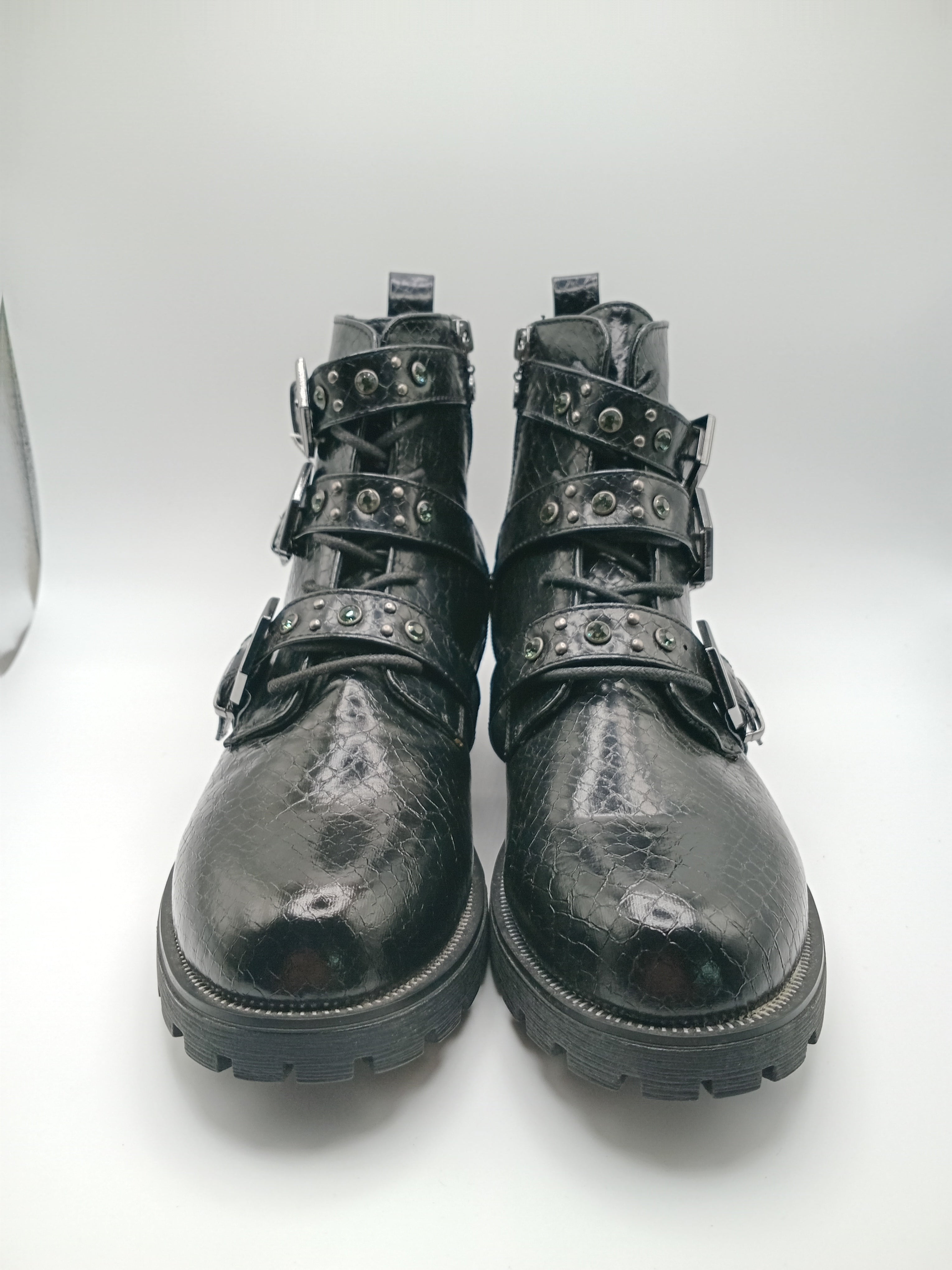 BOTA COTURNO MARIAMAKE PRETO ECO PELE TAXAS PEDRAS TIRAS ZIPER