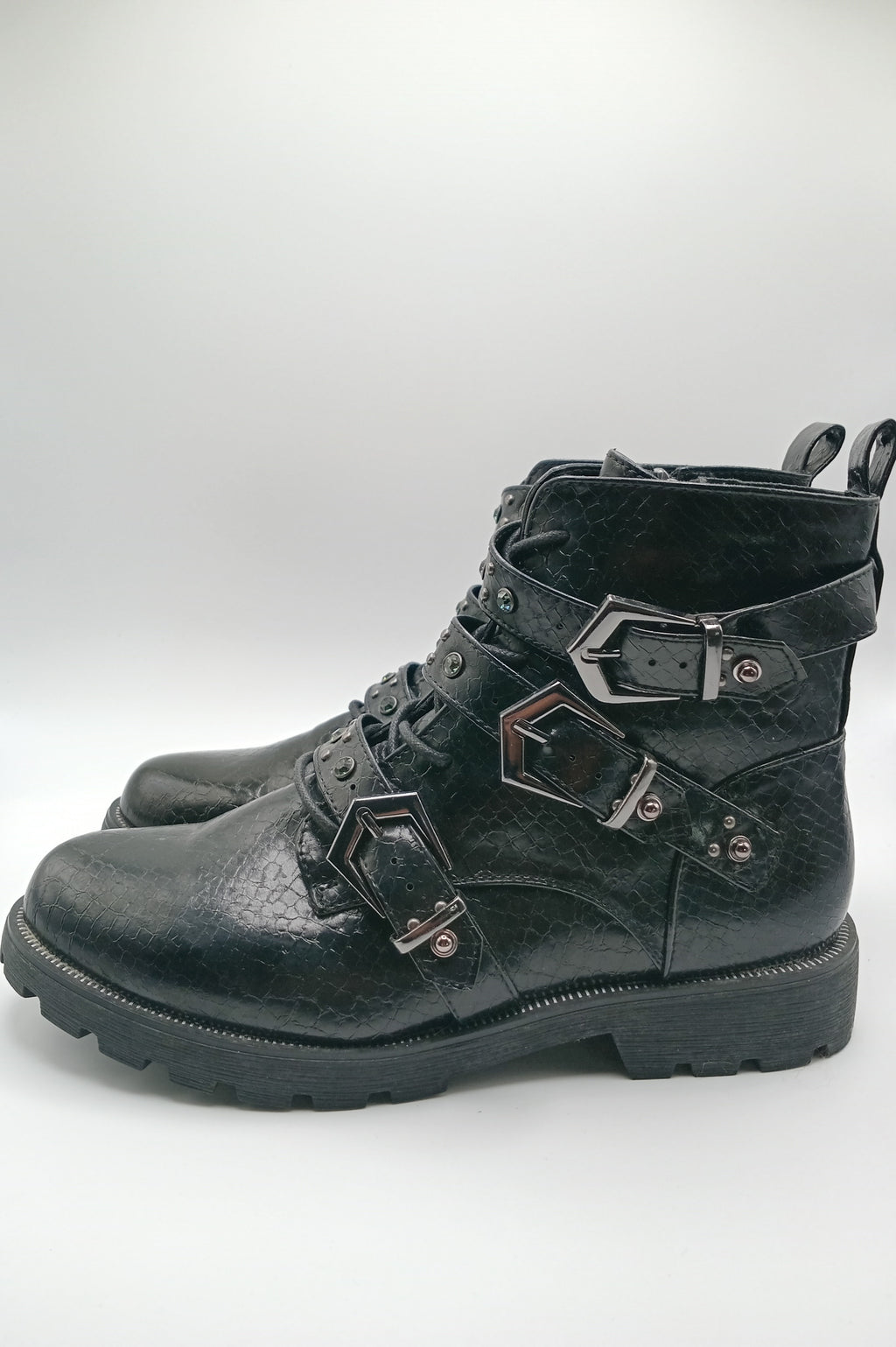 BOTA COTURNO MARIAMAKE PRETO ECO PELE TAXAS PEDRAS TIRAS ZIPER