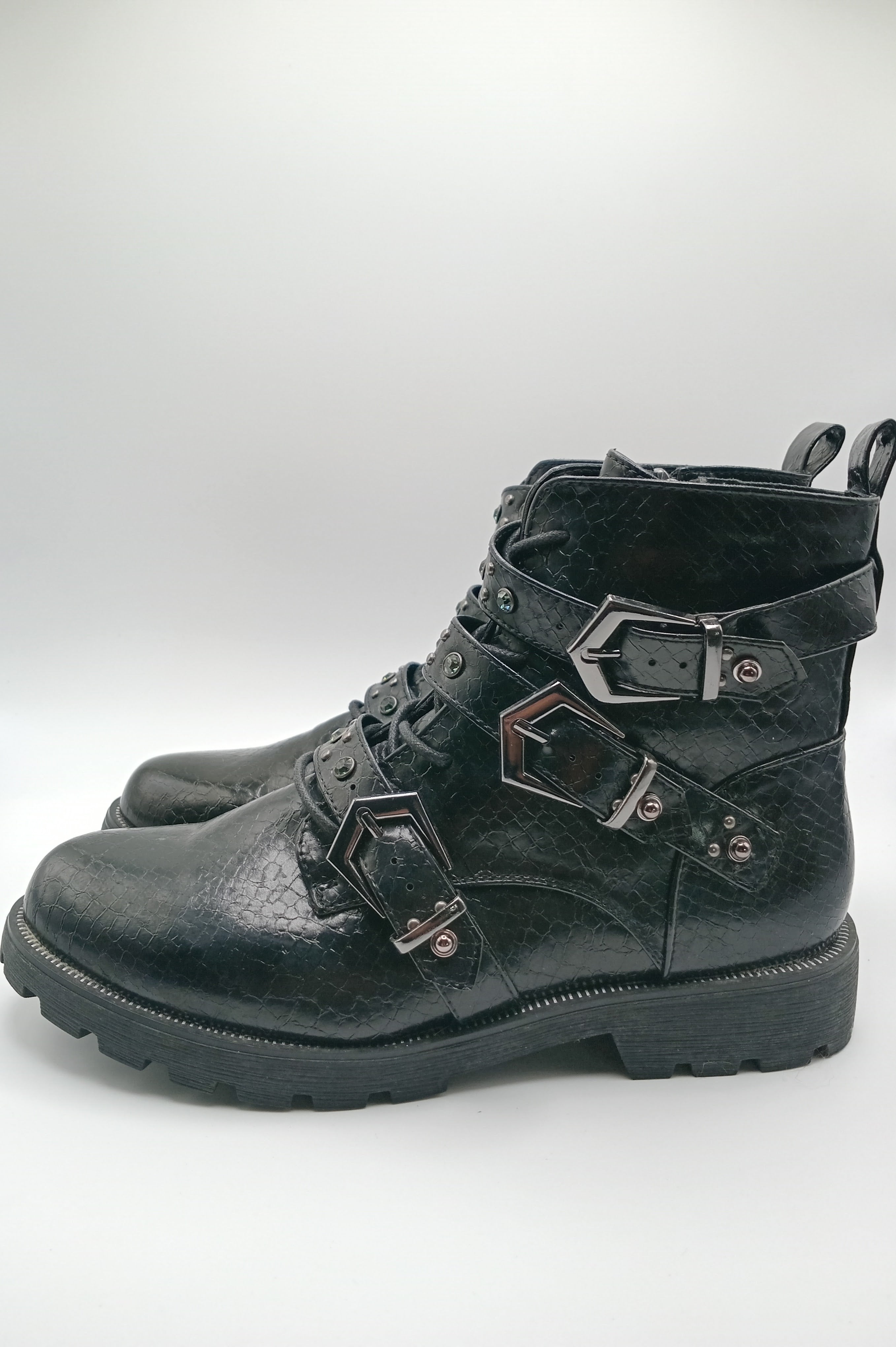 BOTA COTURNO MARIAMAKE PRETO ECO PELE TAXAS PEDRAS TIRAS ZIPER