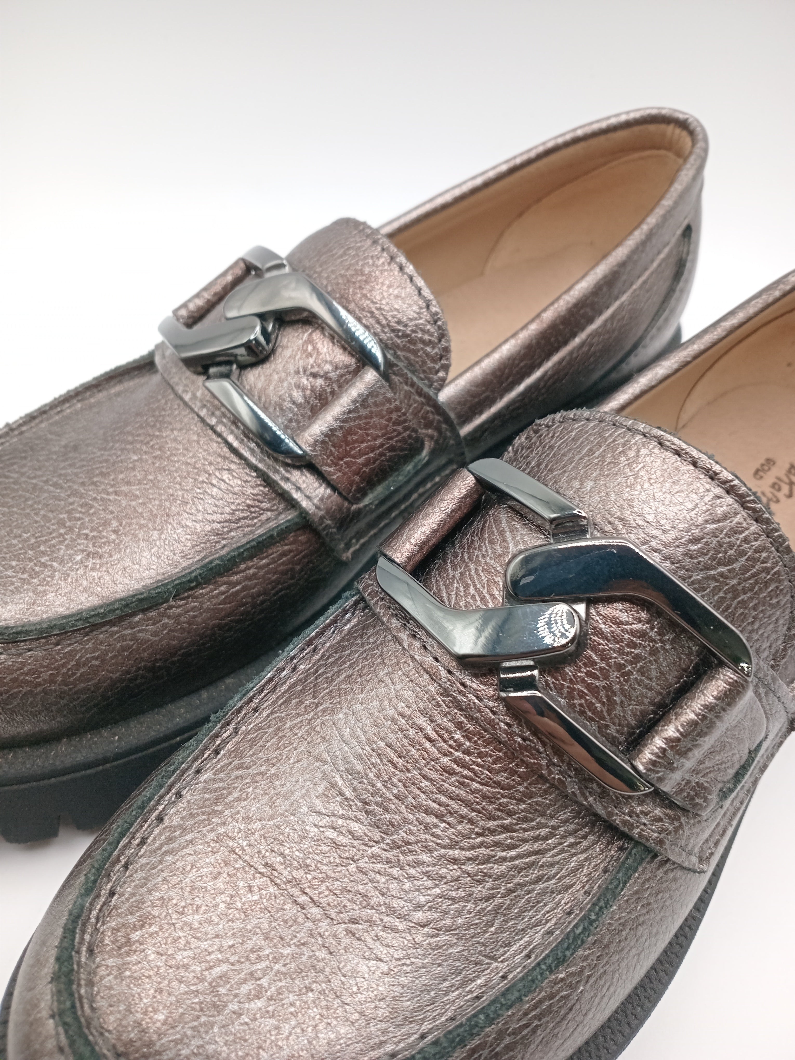 MOCASSIM TRATORADO DRAKART GOLD BRONZE COURO APLICAÇÃO PRATA TRATORADO