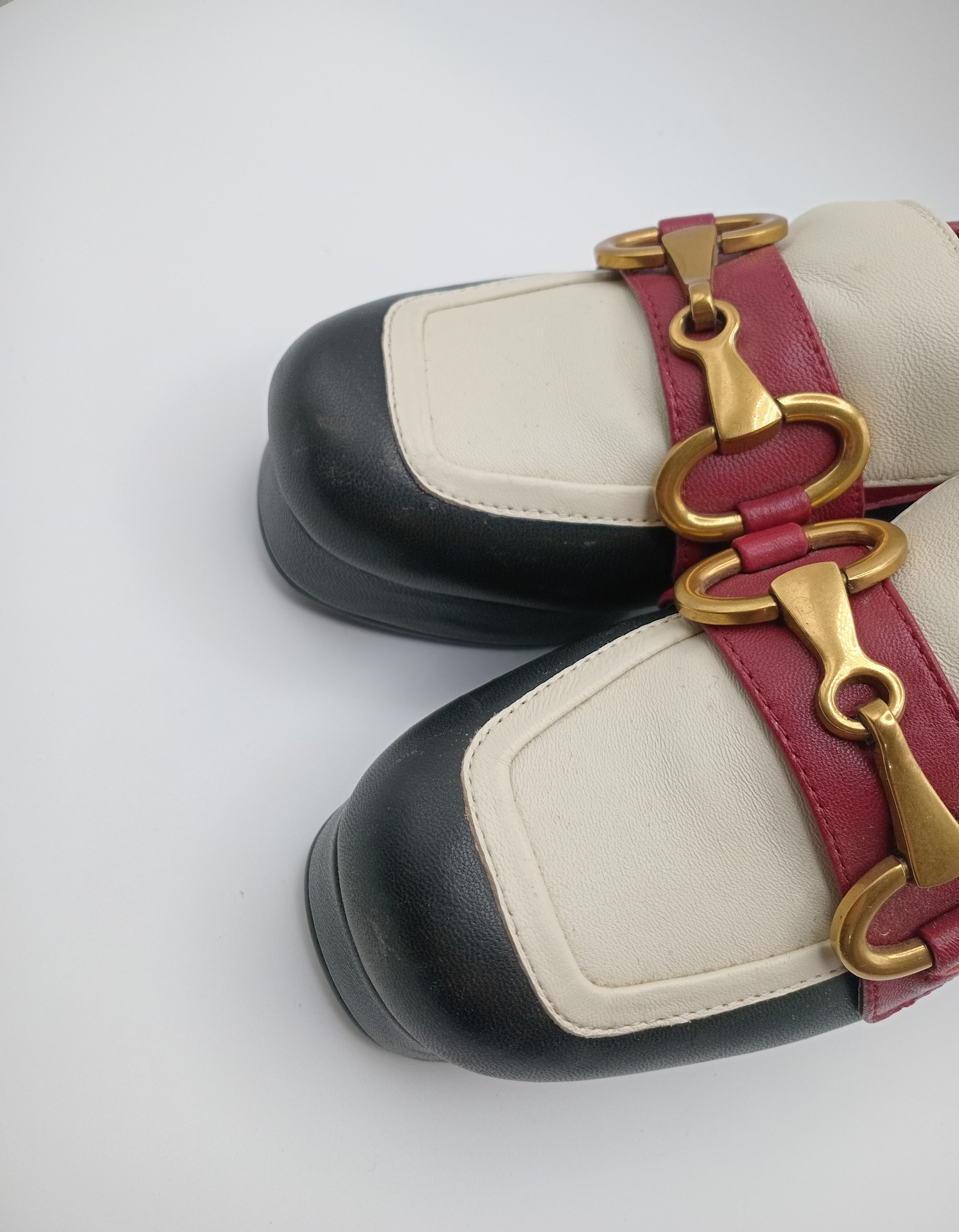 MOCASSIM SALTO BIBI LOU BRANCO PRETO VERMELHO COURO APLICAÇÃO DOURADA