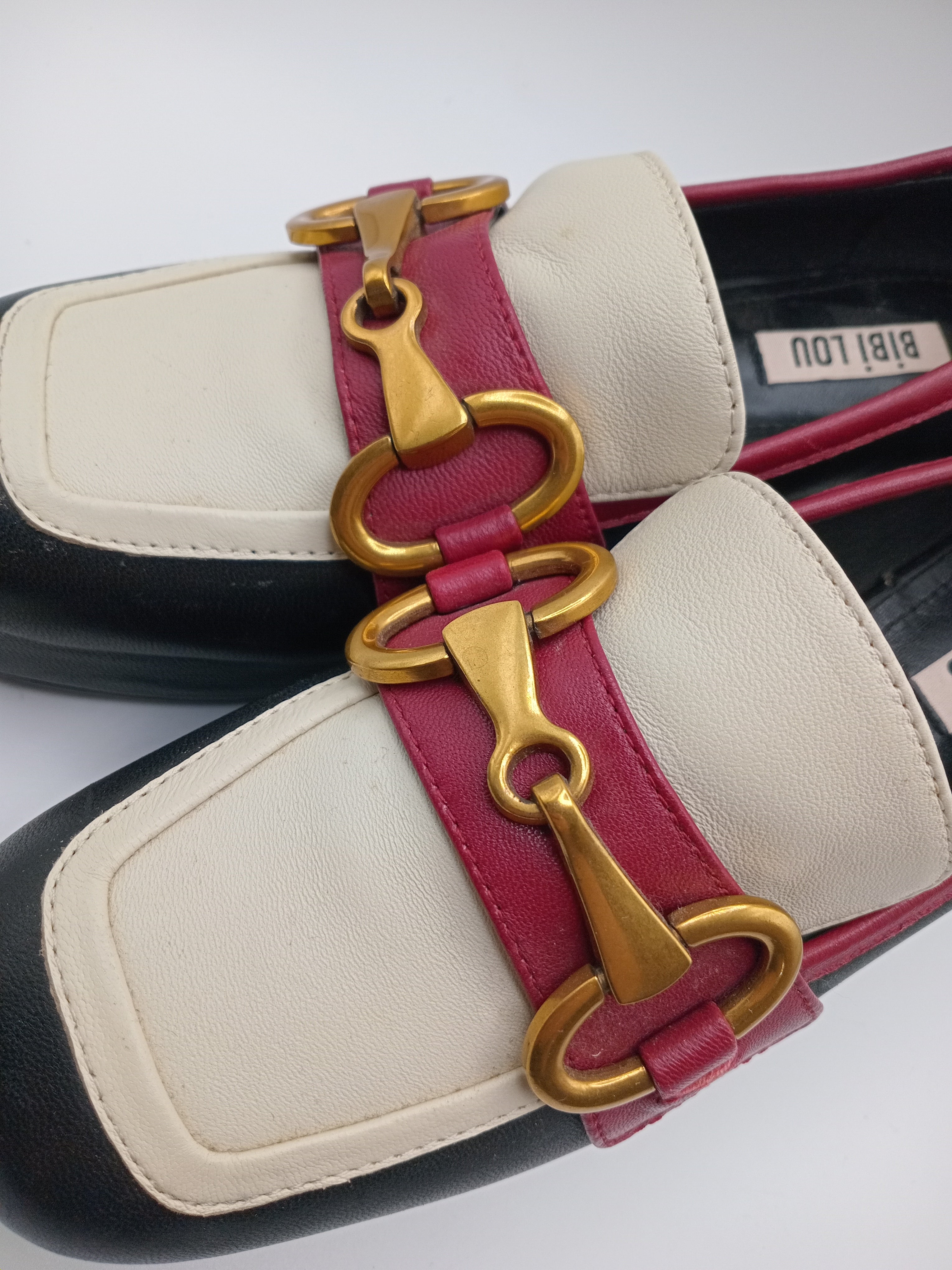 MOCASSIM SALTO BIBI LOU BRANCO PRETO VERMELHO COURO APLICAÇÃO DOURADA