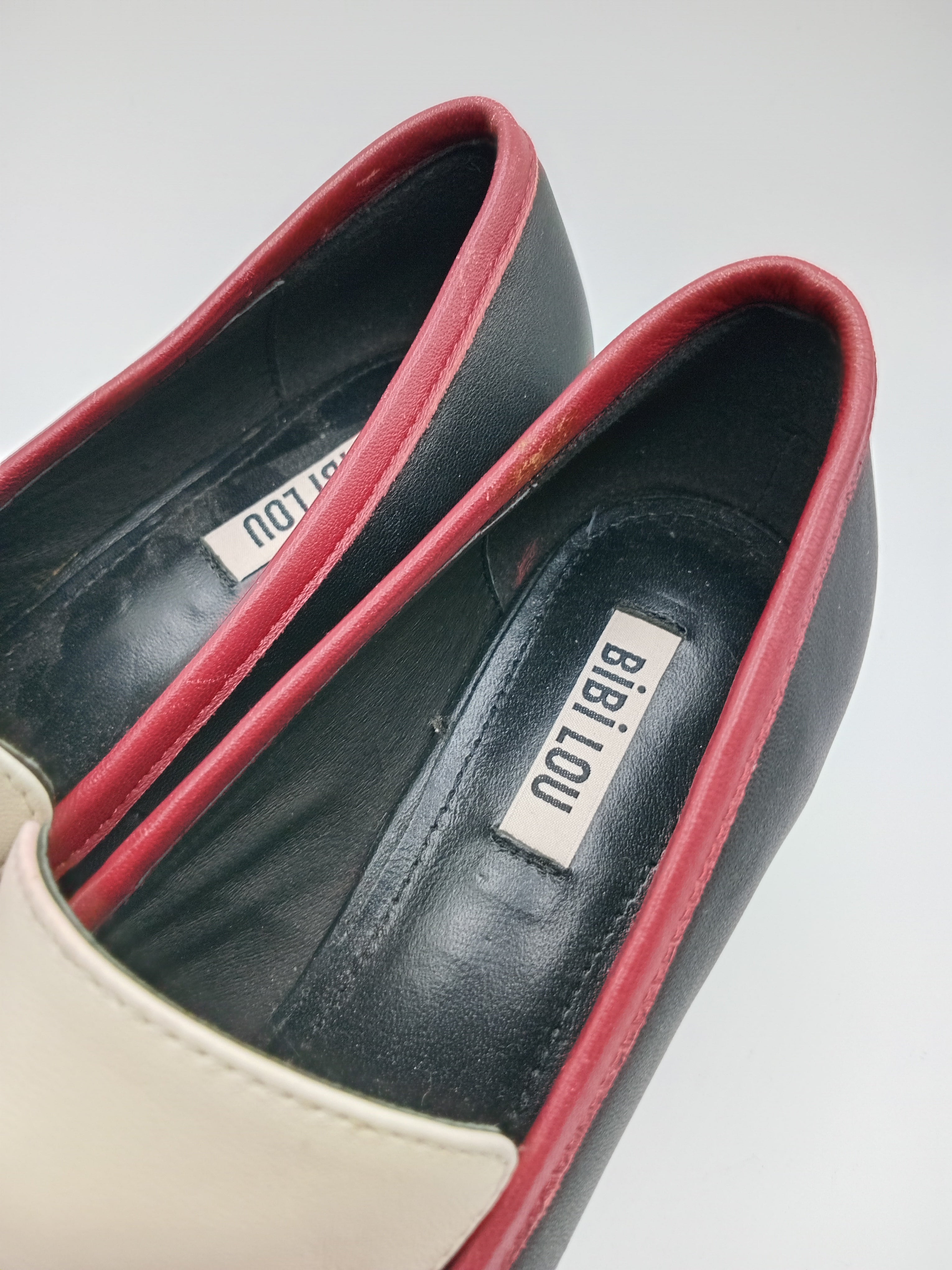 MOCASSIM SALTO BIBI LOU BRANCO PRETO VERMELHO COURO APLICAÇÃO DOURADA