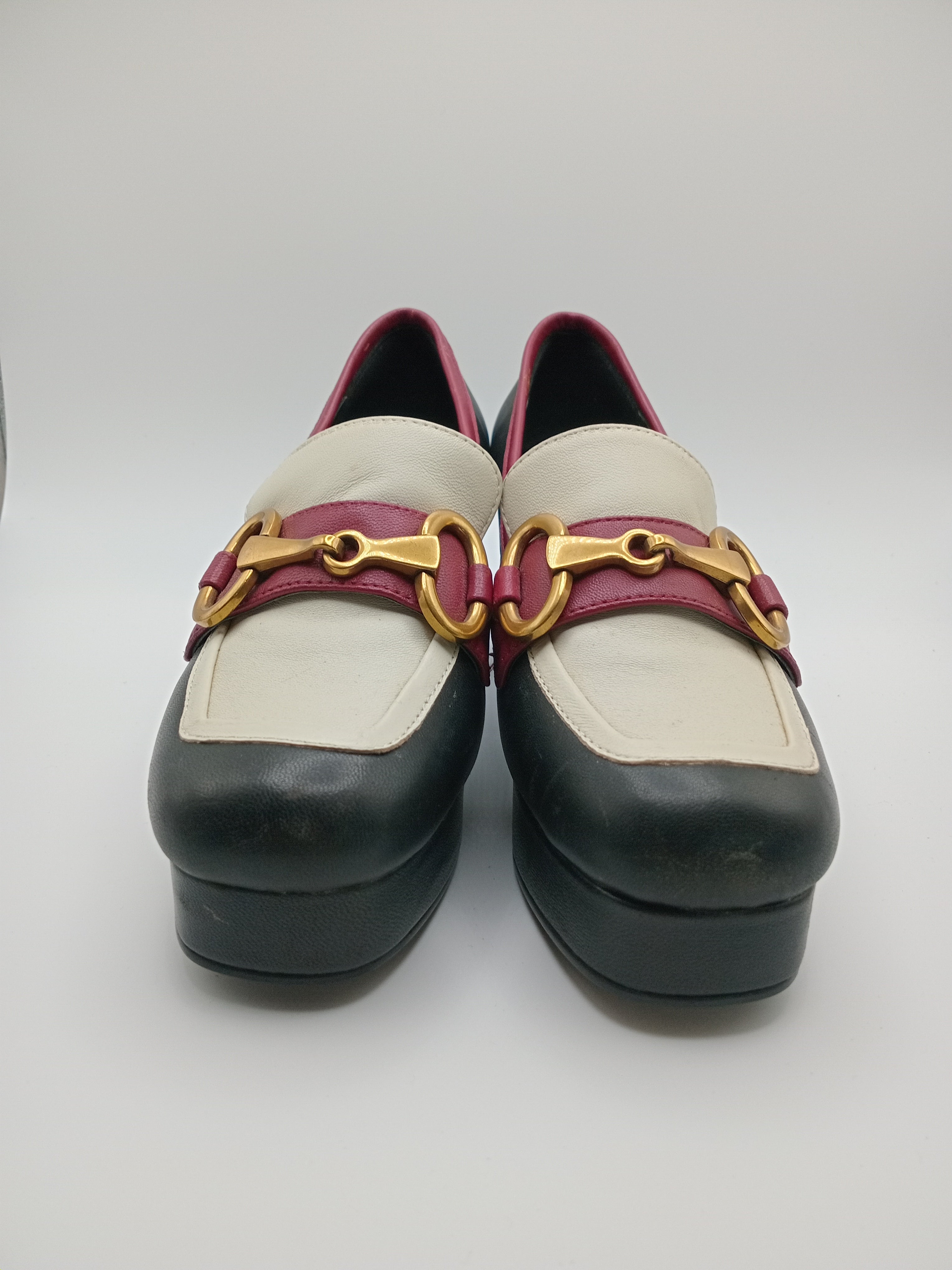 MOCASSIM SALTO BIBI LOU BRANCO PRETO VERMELHO COURO APLICAÇÃO DOURADA