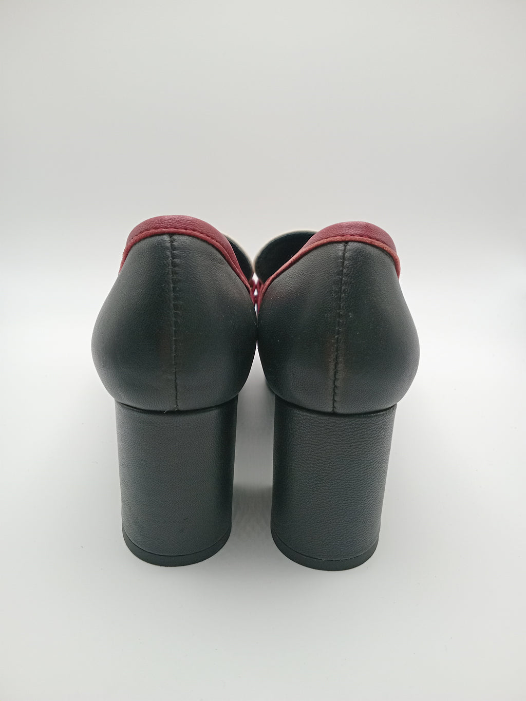 MOCASSIM SALTO BIBI LOU BRANCO PRETO VERMELHO COURO APLICAÇÃO DOURADA