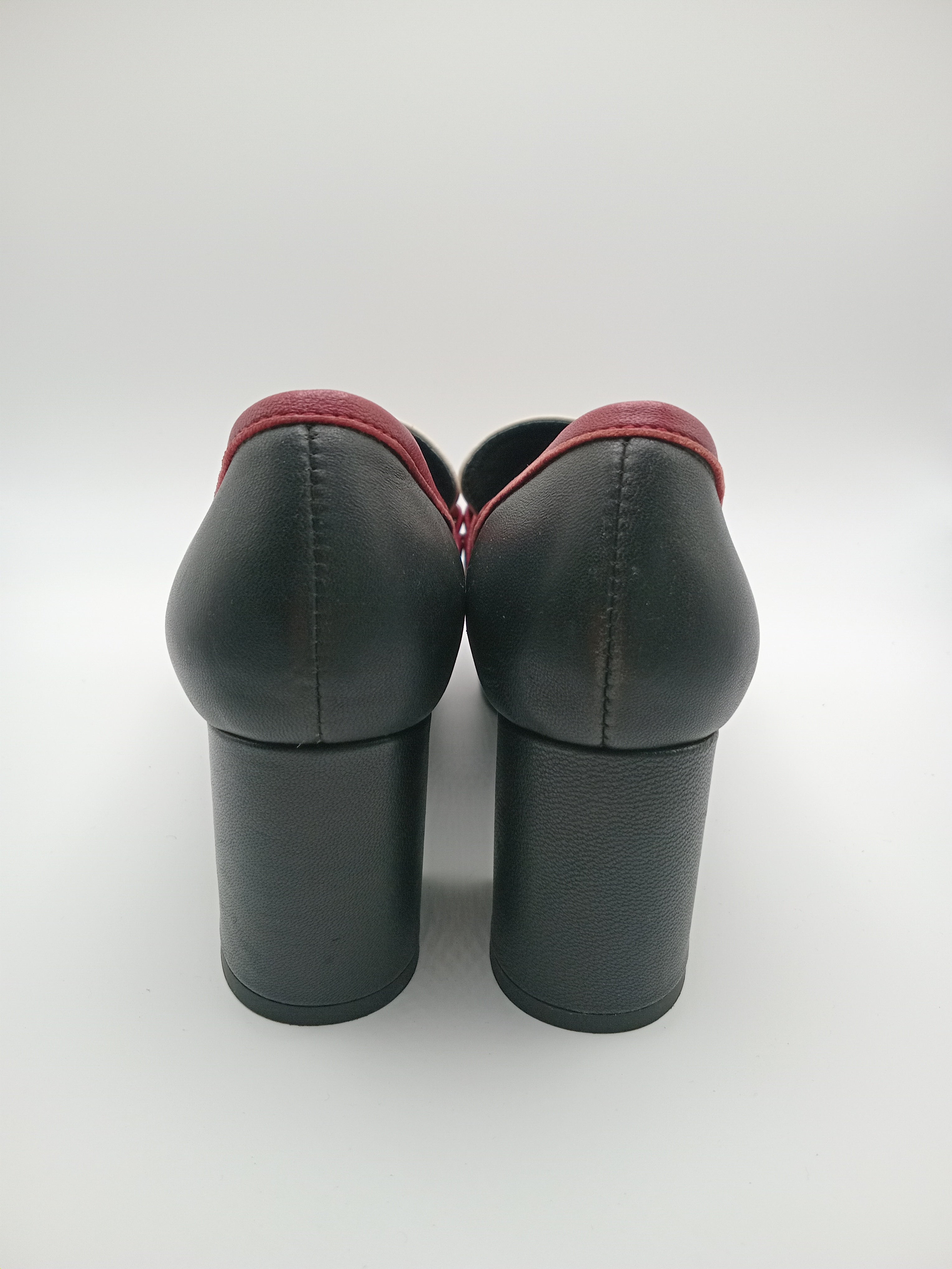 MOCASSIM SALTO BIBI LOU BRANCO PRETO VERMELHO COURO APLICAÇÃO DOURADA