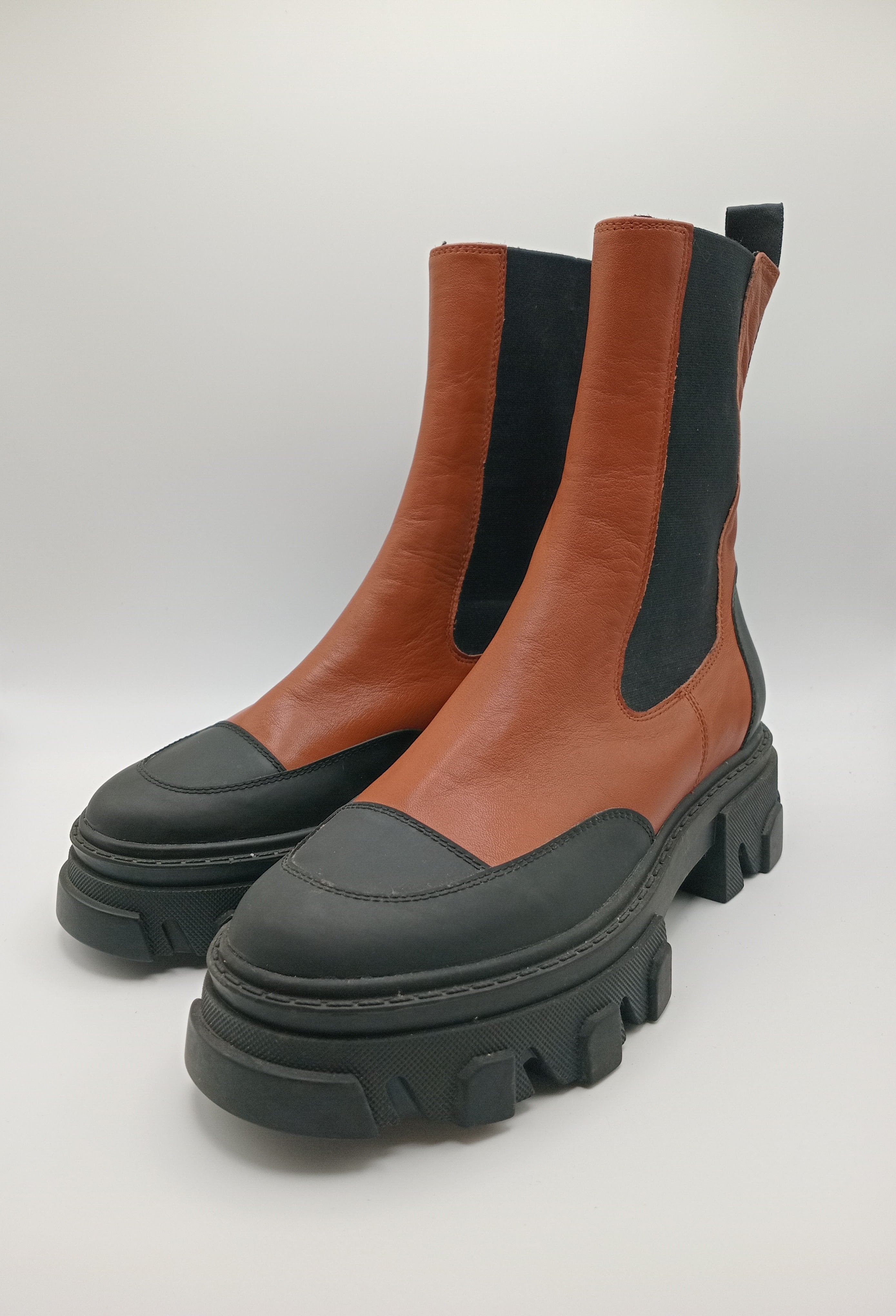 BOTA GALOCHAS BIBI LOU PRETO CASTANHO COURO LISO TRATORADO