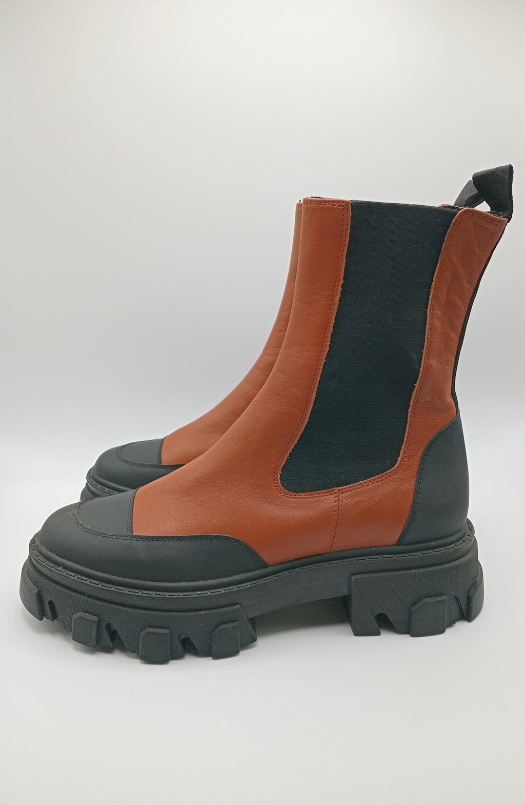 BOTA GALOCHAS BIBI LOU PRETO CASTANHO COURO LISO TRATORADO