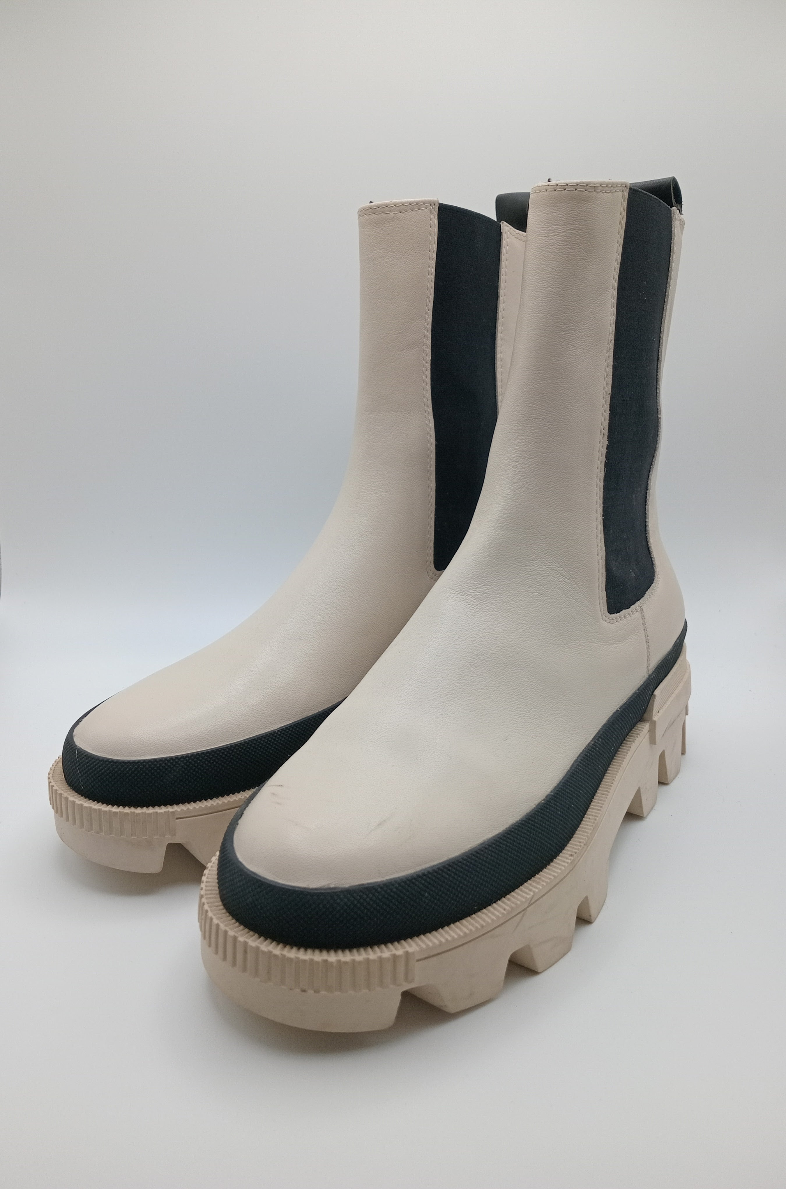 BOTA GALOCHAS BIBI LOU PRETO BRANCO COURO LISO TRATORADO